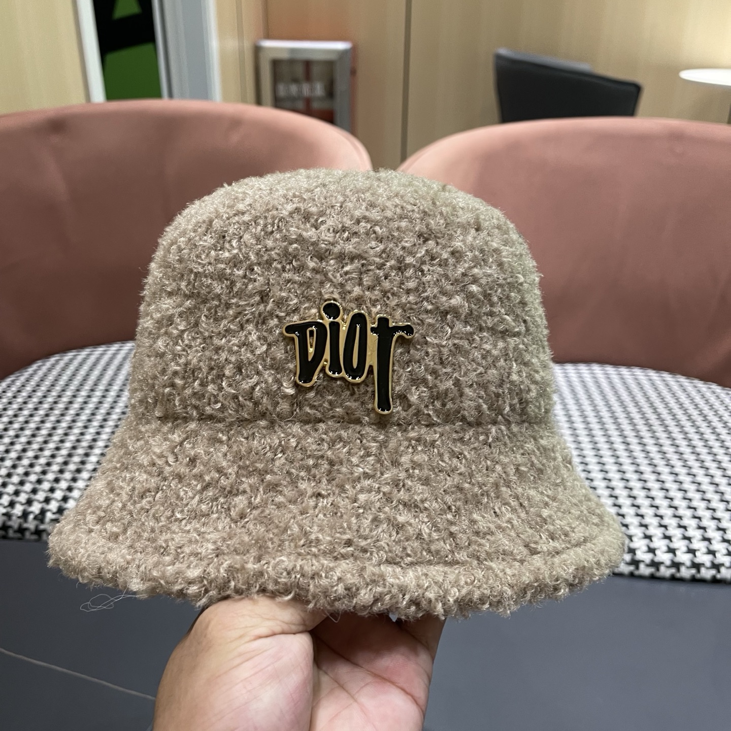  DIOR迪奥 毛茸茸渔夫帽冬天可爱毛毛绒绒秋冬季百搭帽子冬款女