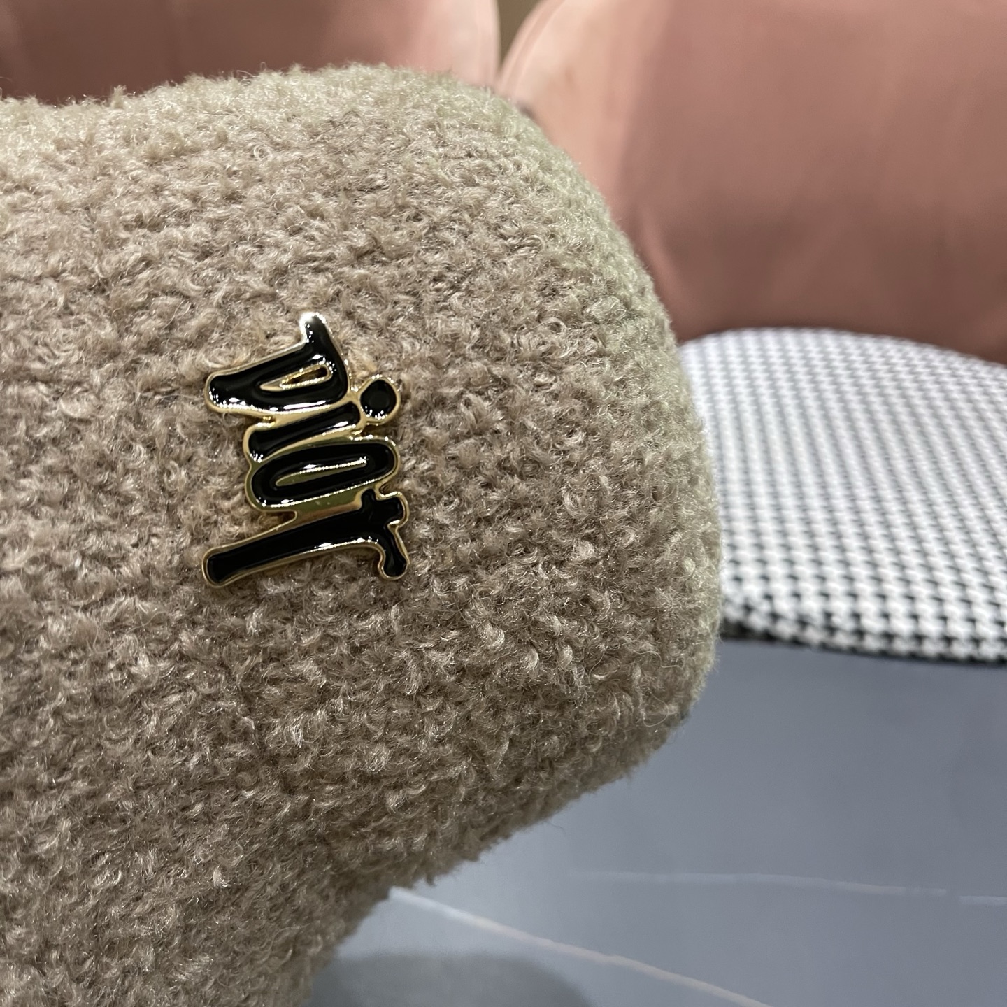  DIOR迪奥 毛茸茸渔夫帽冬天可爱毛毛绒绒秋冬季百搭帽子冬款女