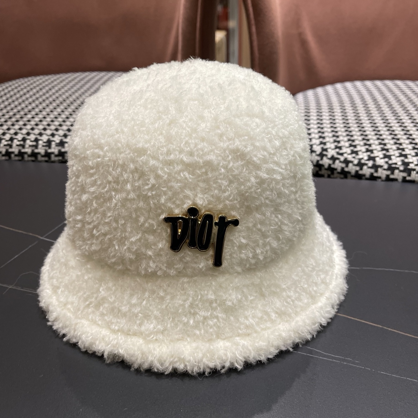  DIOR迪奥 毛茸茸渔夫帽冬天可爱毛毛绒绒秋冬季百搭帽子冬款女