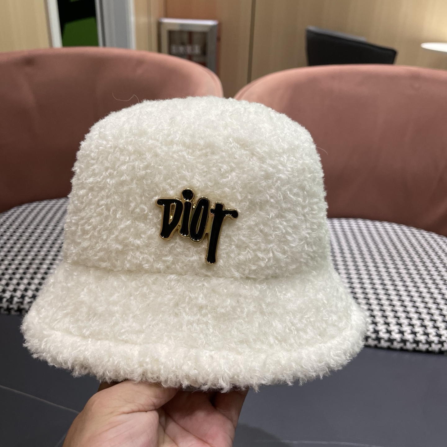  DIOR迪奥 毛茸茸渔夫帽冬天可爱毛毛绒绒秋冬季百搭帽子冬款女