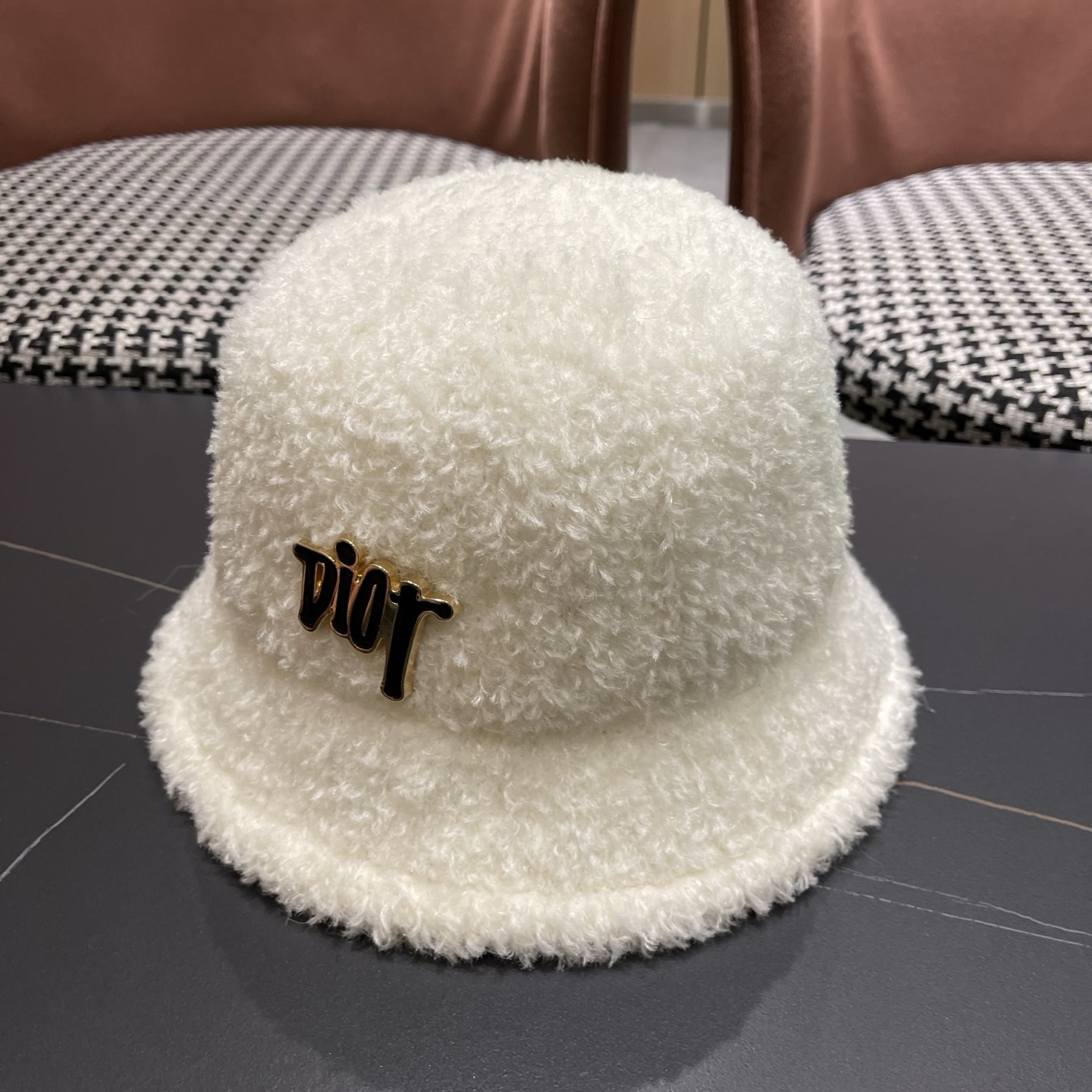  DIOR迪奥 毛茸茸渔夫帽冬天可爱毛毛绒绒秋冬季百搭帽子冬款女