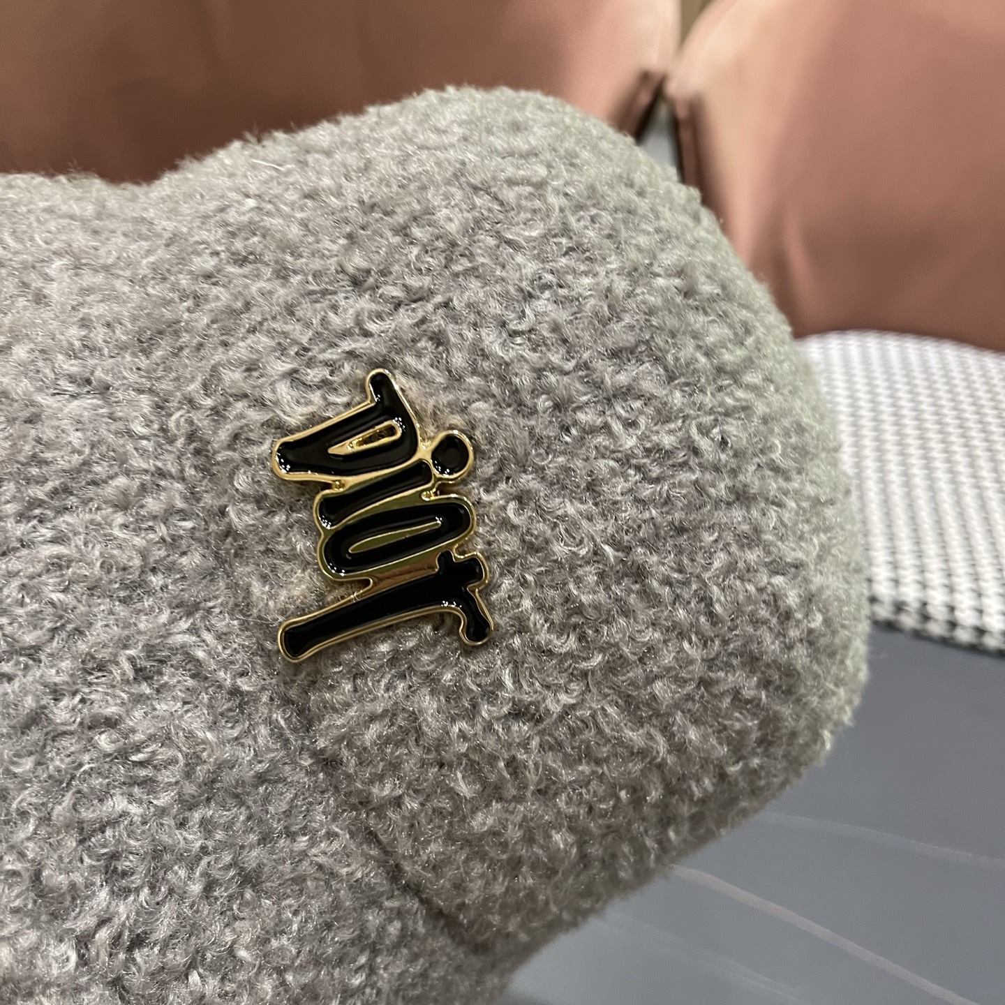  DIOR迪奥 毛茸茸渔夫帽冬天可爱毛毛绒绒秋冬季百搭帽子冬款女