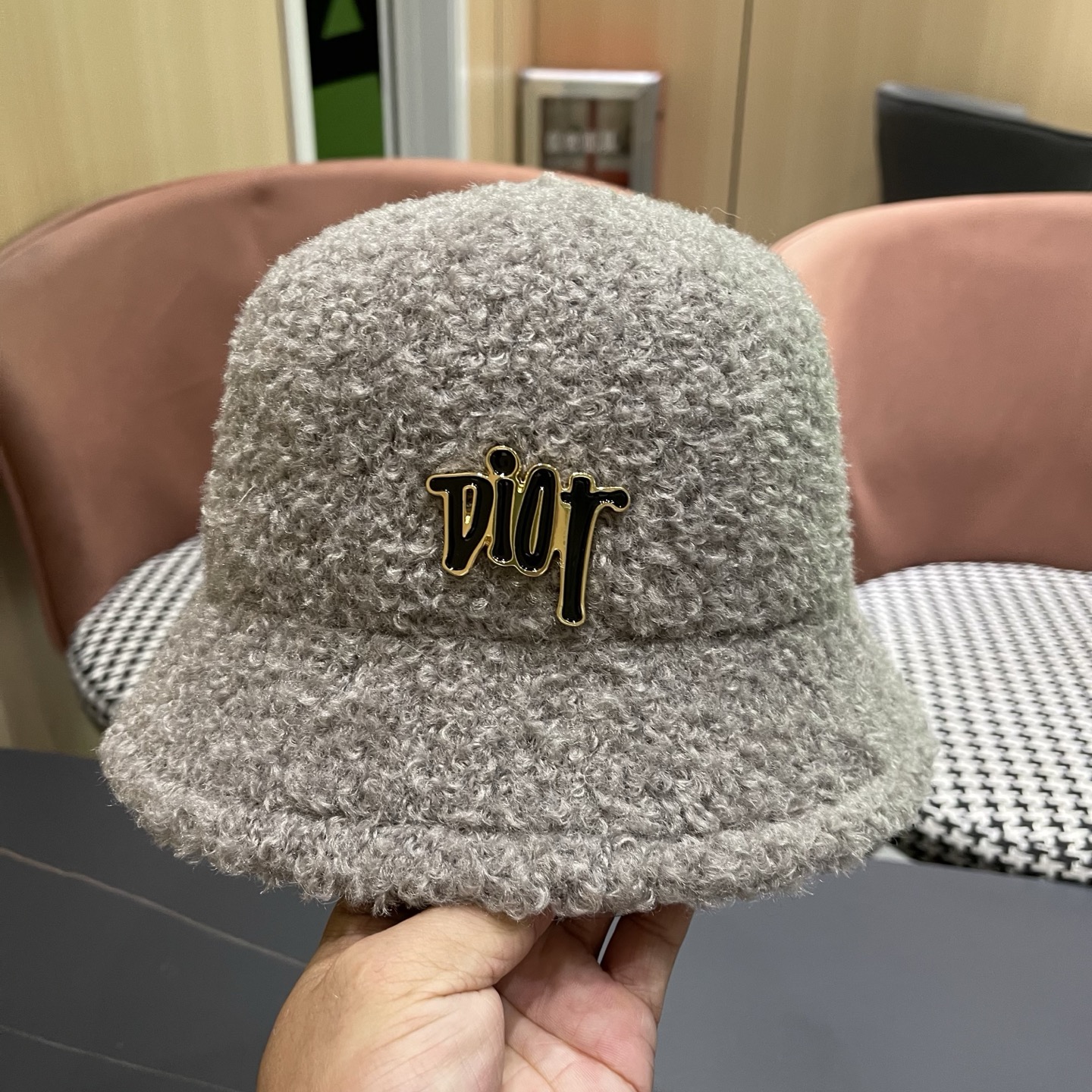  DIOR迪奥 毛茸茸渔夫帽冬天可爱毛毛绒绒秋冬季百搭帽子冬款女