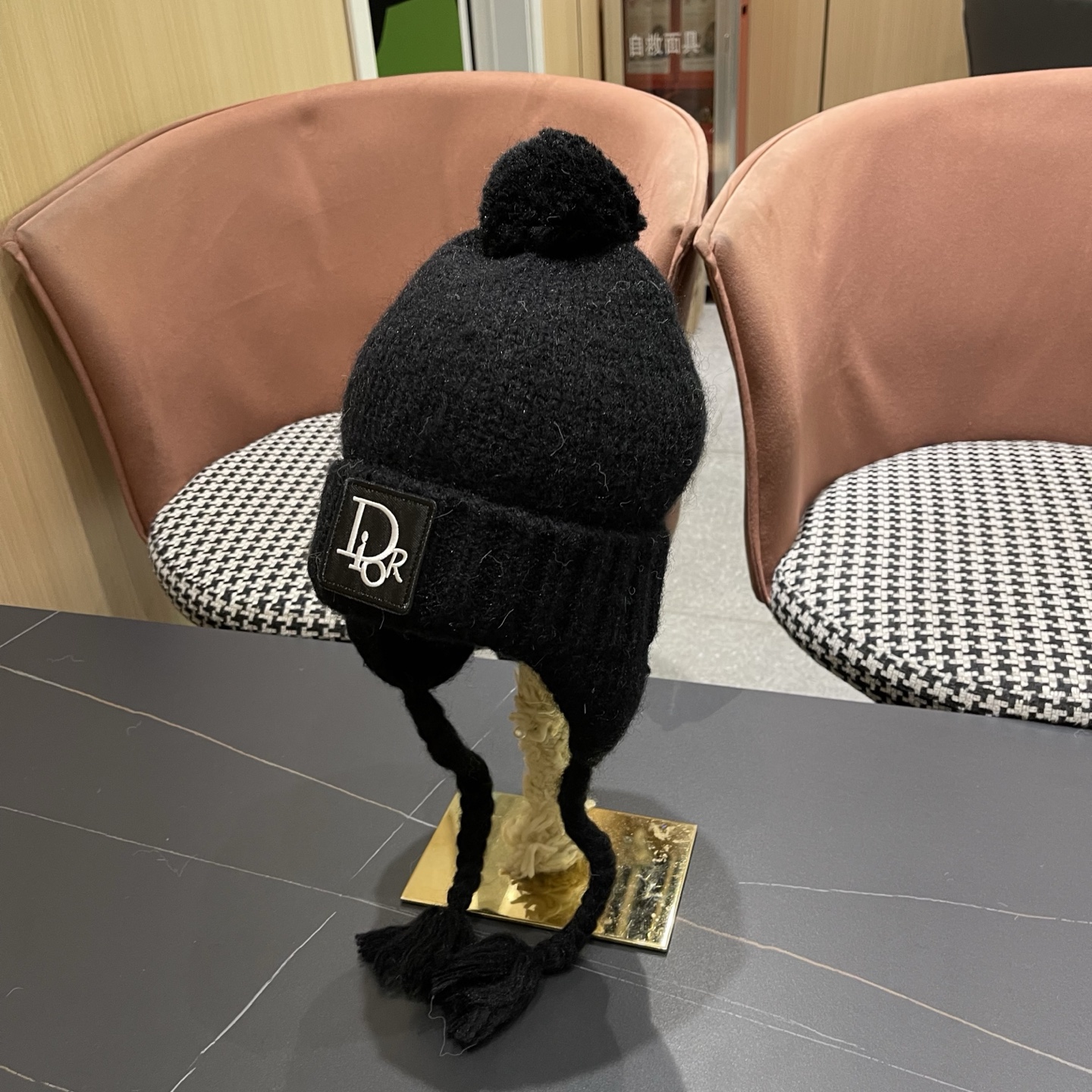  Dior迪奥韩版保暖百搭护耳帽冬季户外针织帽子时尚雷锋帽毛球包头帽女