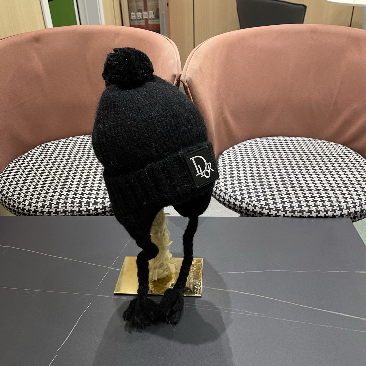  Dior迪奥韩版保暖百搭护耳帽冬季户外针织帽子时尚雷锋帽毛球包头帽女