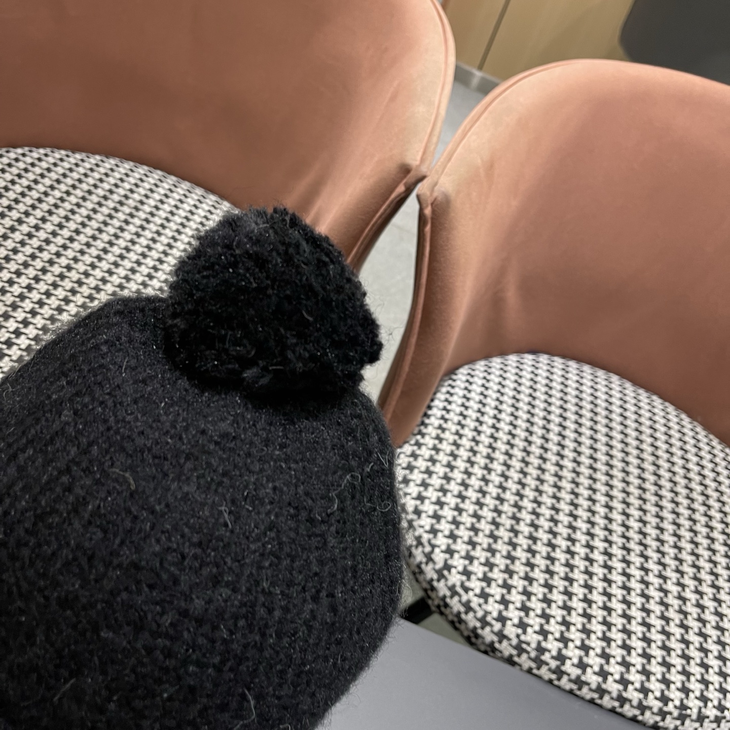  Dior迪奥韩版保暖百搭护耳帽冬季户外针织帽子时尚雷锋帽毛球包头帽女