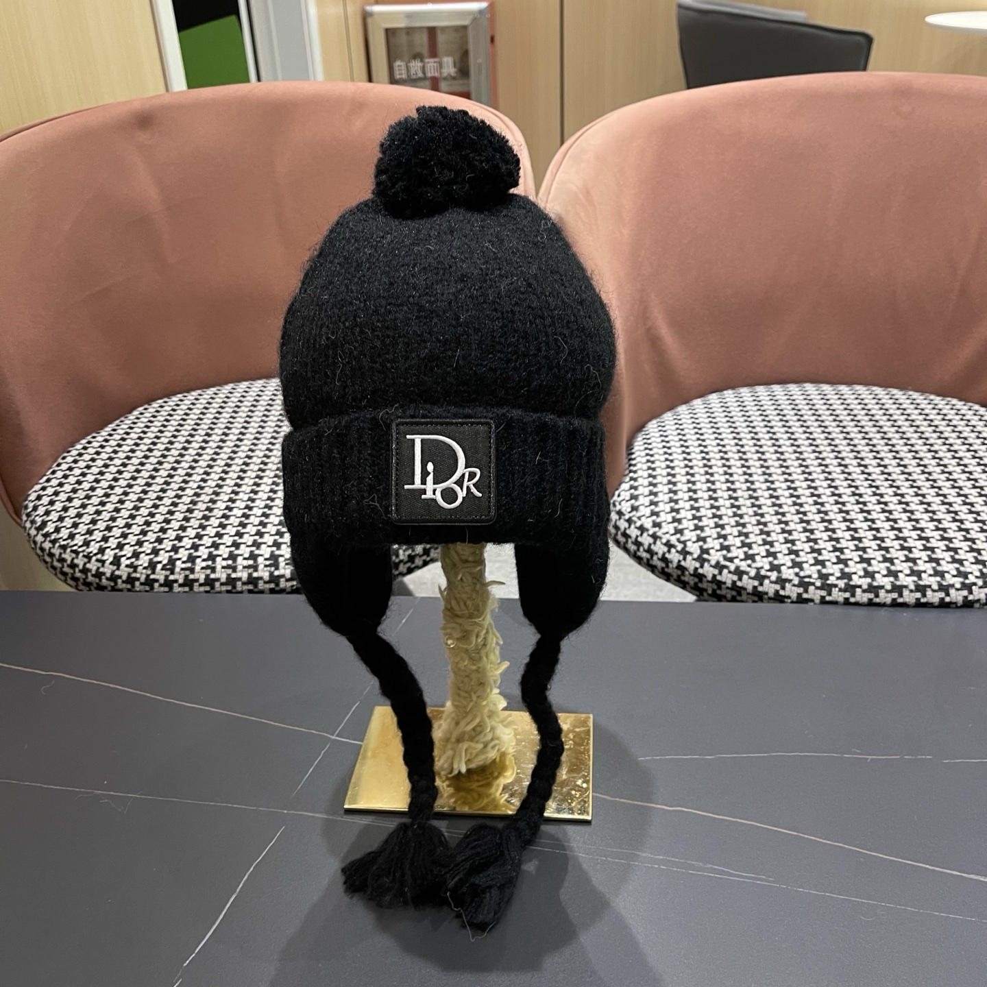  Dior迪奥韩版保暖百搭护耳帽冬季户外针织帽子时尚雷锋帽毛球包头帽女