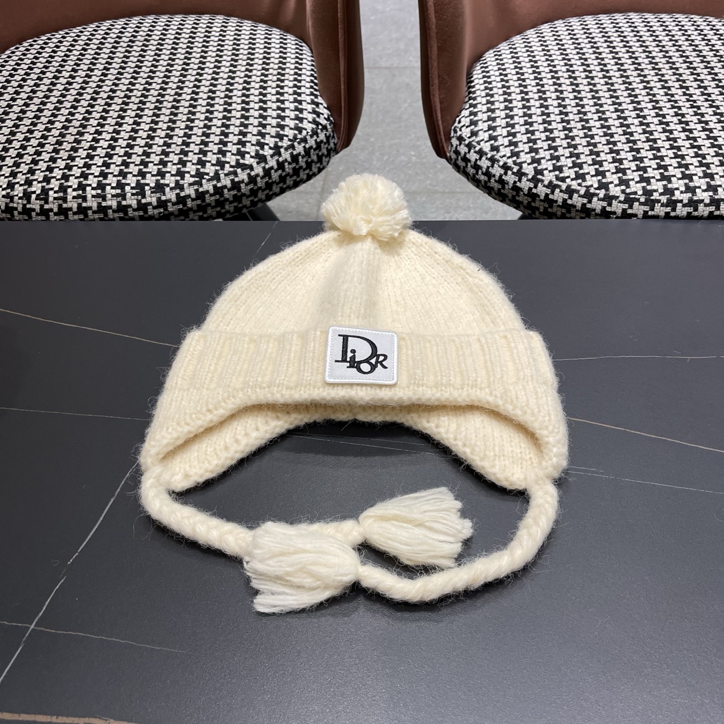  Dior迪奥韩版保暖百搭护耳帽冬季户外针织帽子时尚雷锋帽毛球包头帽女