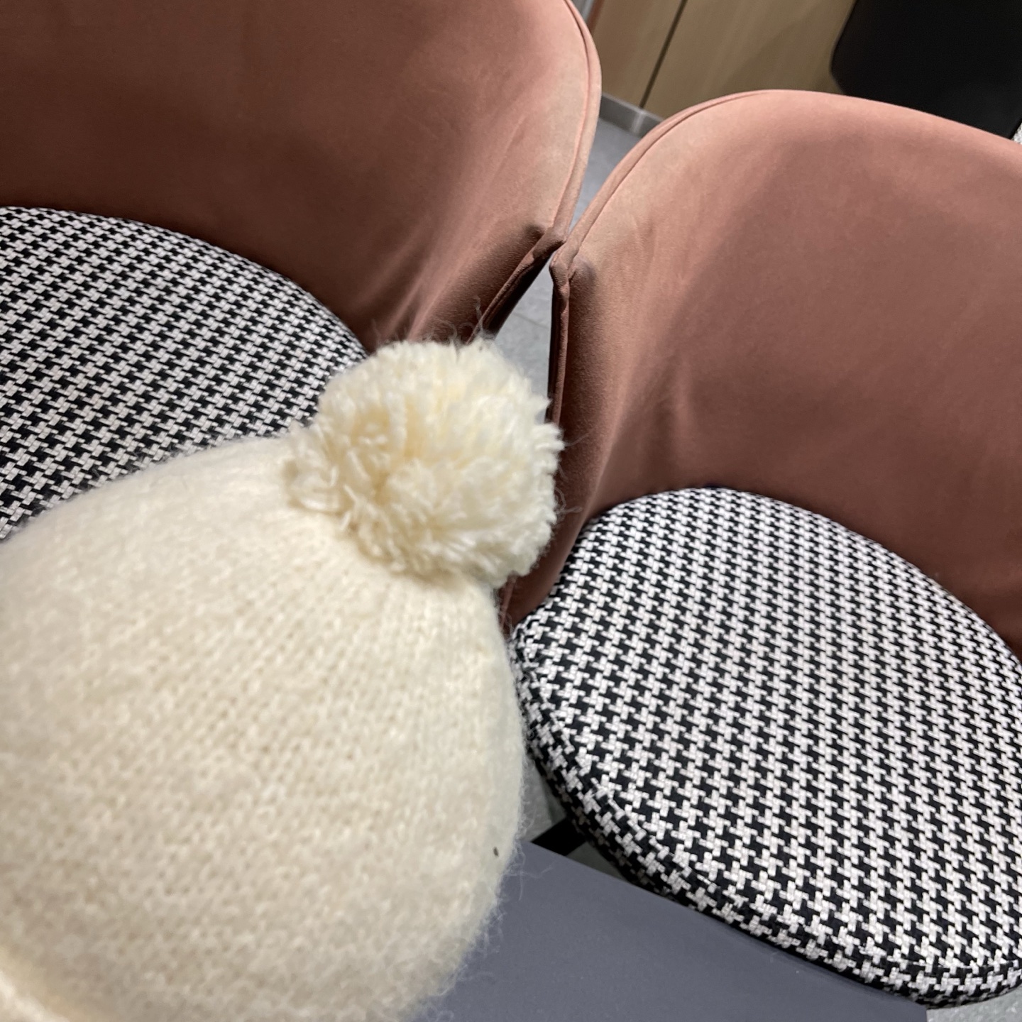  Dior迪奥韩版保暖百搭护耳帽冬季户外针织帽子时尚雷锋帽毛球包头帽女