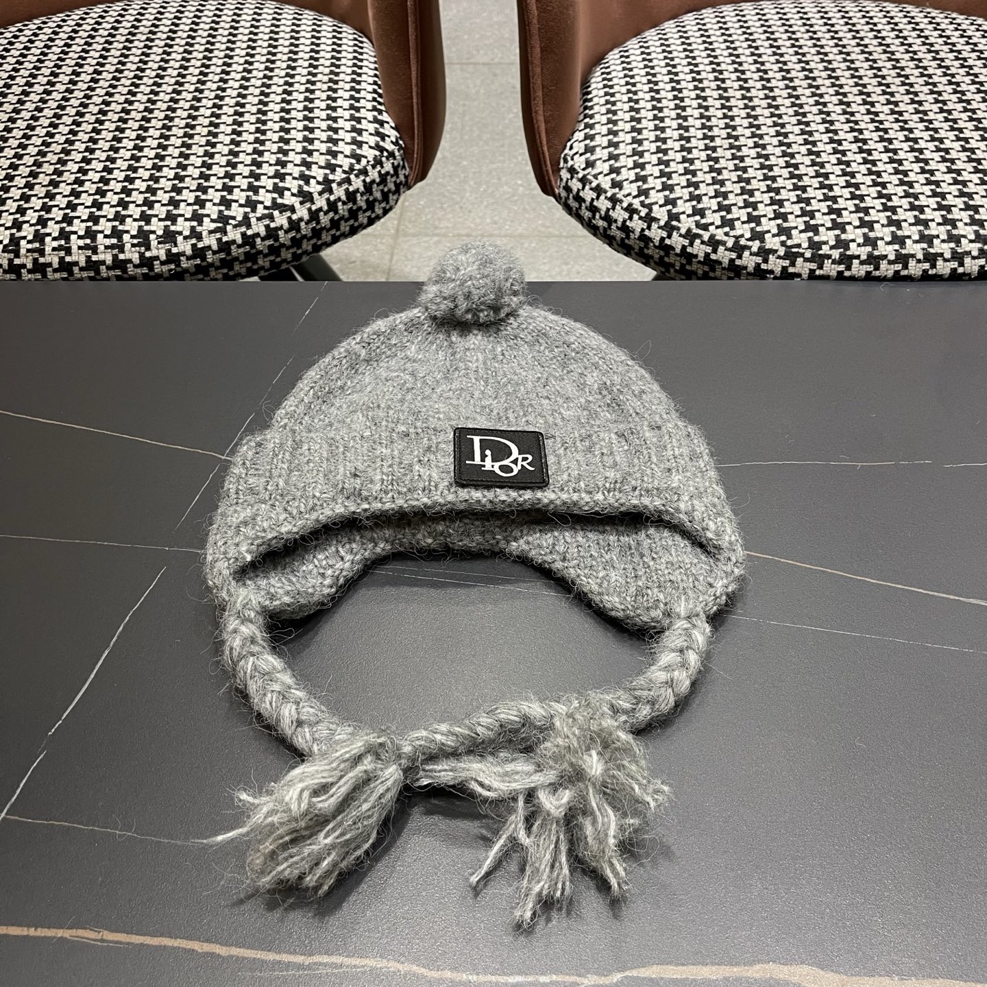  Dior迪奥韩版保暖百搭护耳帽冬季户外针织帽子时尚雷锋帽毛球包头帽女