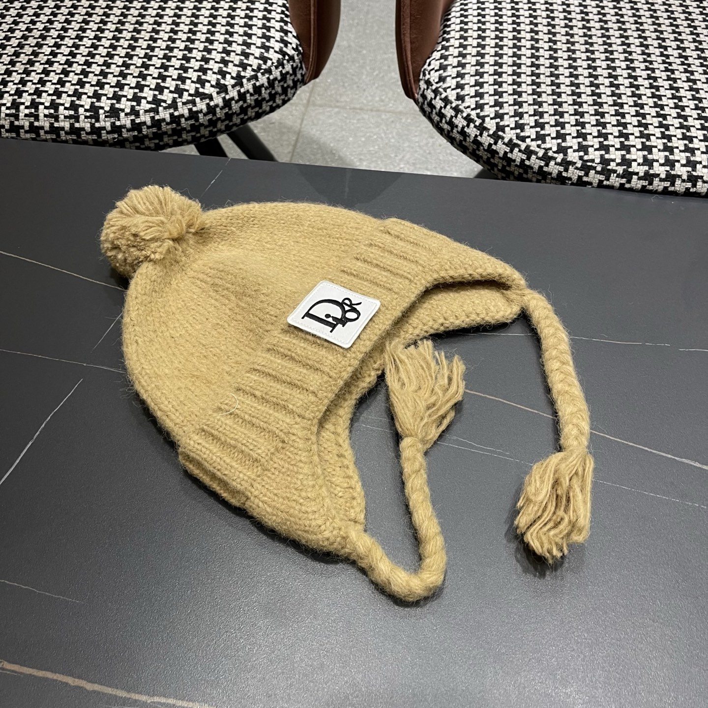  Dior迪奥韩版保暖百搭护耳帽冬季户外针织帽子时尚雷锋帽毛球包头帽女