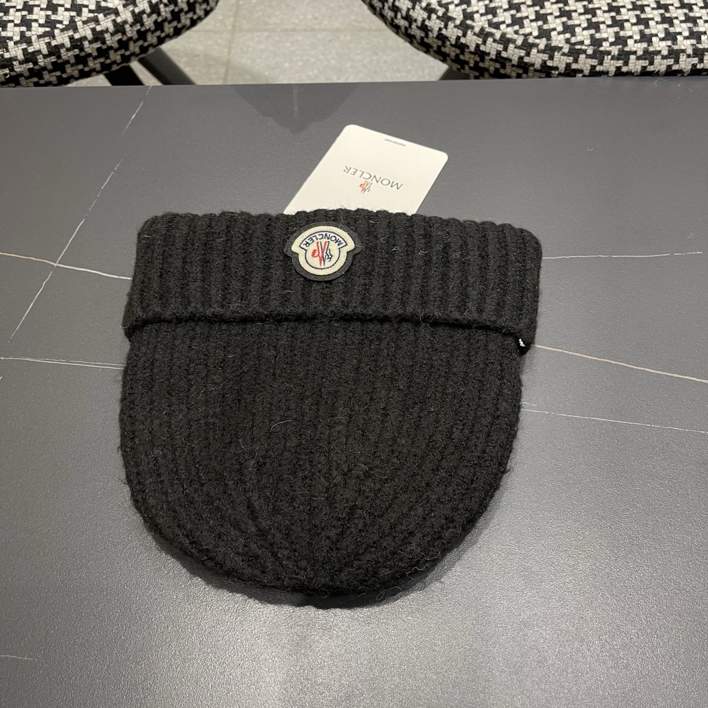  MONCLER蒙口🎩针织毛线帽，好品质高端大气，超柔软！超火爆💖质感很赞，出街超好搭配！时尚潮流！秋冬