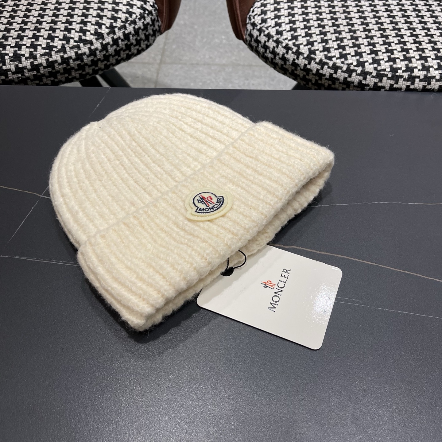  MONCLER蒙口🎩针织毛线帽，好品质高端大气，超柔软！超火爆💖质感很赞，出街超好搭配！时尚潮流！秋冬