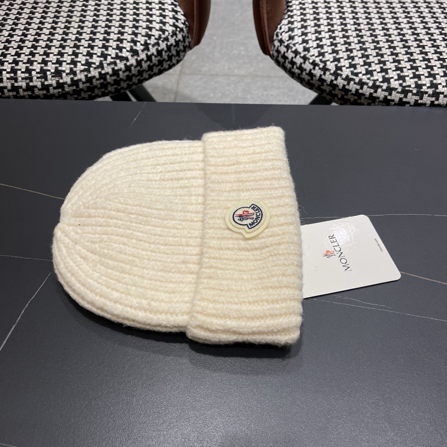  MONCLER蒙口🎩针织毛线帽，好品质高端大气，超柔软！超火爆💖质感很赞，出街超好搭配！时尚潮流！秋冬