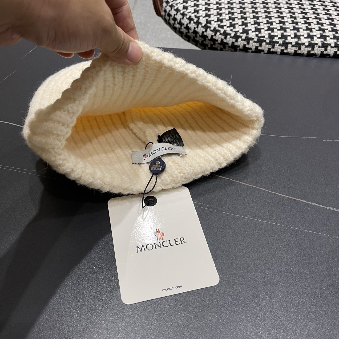  MONCLER蒙口🎩针织毛线帽，好品质高端大气，超柔软！超火爆💖质感很赞，出街超好搭配！时尚潮流！秋冬