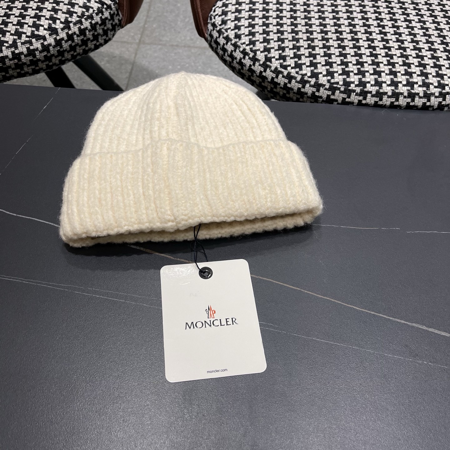  MONCLER蒙口🎩针织毛线帽，好品质高端大气，超柔软！超火爆💖质感很赞，出街超好搭配！时尚潮流！秋冬