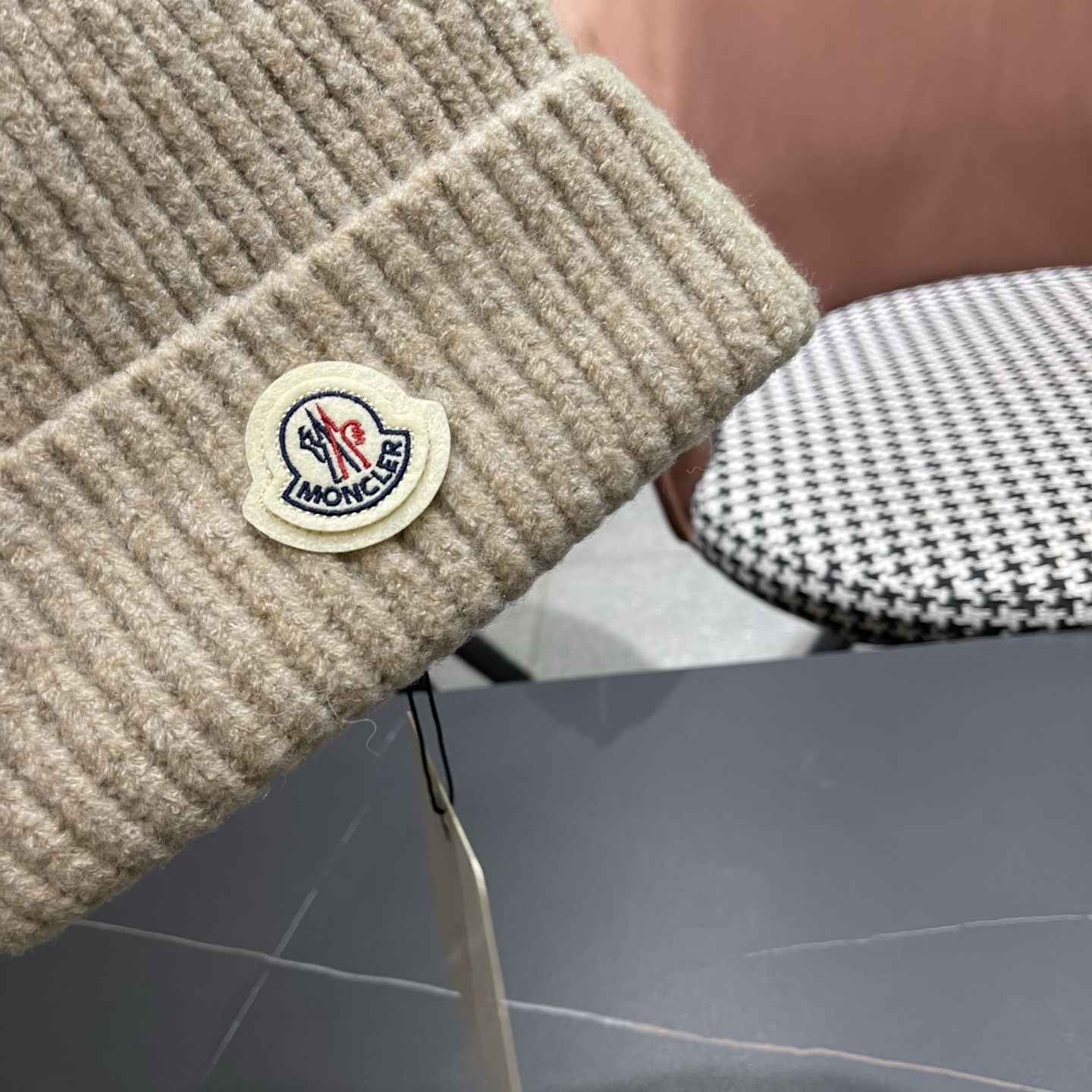  MONCLER蒙口🎩针织毛线帽，好品质高端大气，超柔软！超火爆💖质感很赞，出街超好搭配！时尚潮流！秋冬