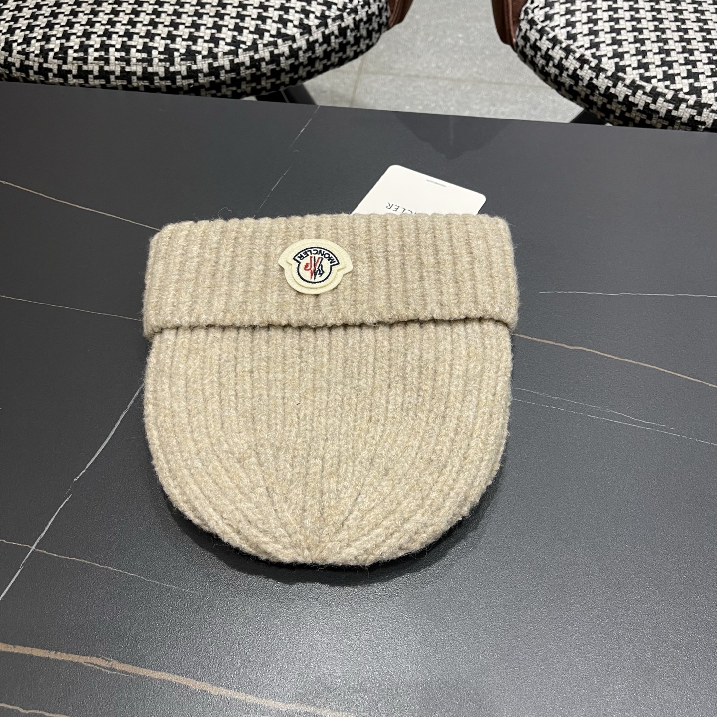  MONCLER蒙口🎩针织毛线帽，好品质高端大气，超柔软！超火爆💖质感很赞，出街超好搭配！时尚潮流！秋冬