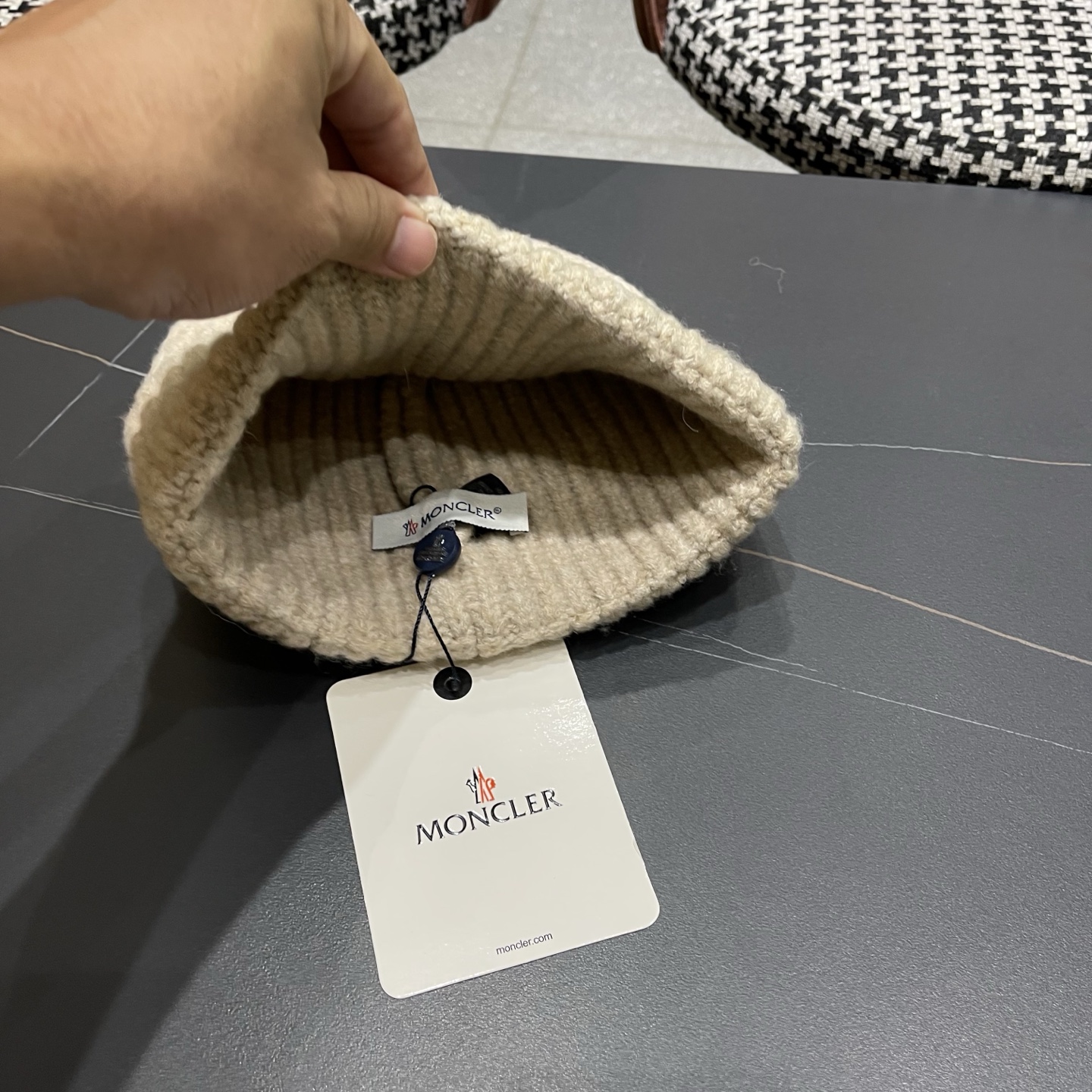  MONCLER蒙口🎩针织毛线帽，好品质高端大气，超柔软！超火爆💖质感很赞，出街超好搭配！时尚潮流！秋冬