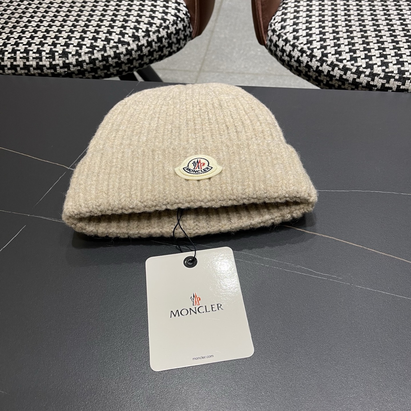  MONCLER蒙口🎩针织毛线帽，好品质高端大气，超柔软！超火爆💖质感很赞，出街超好搭配！时尚潮流！秋冬