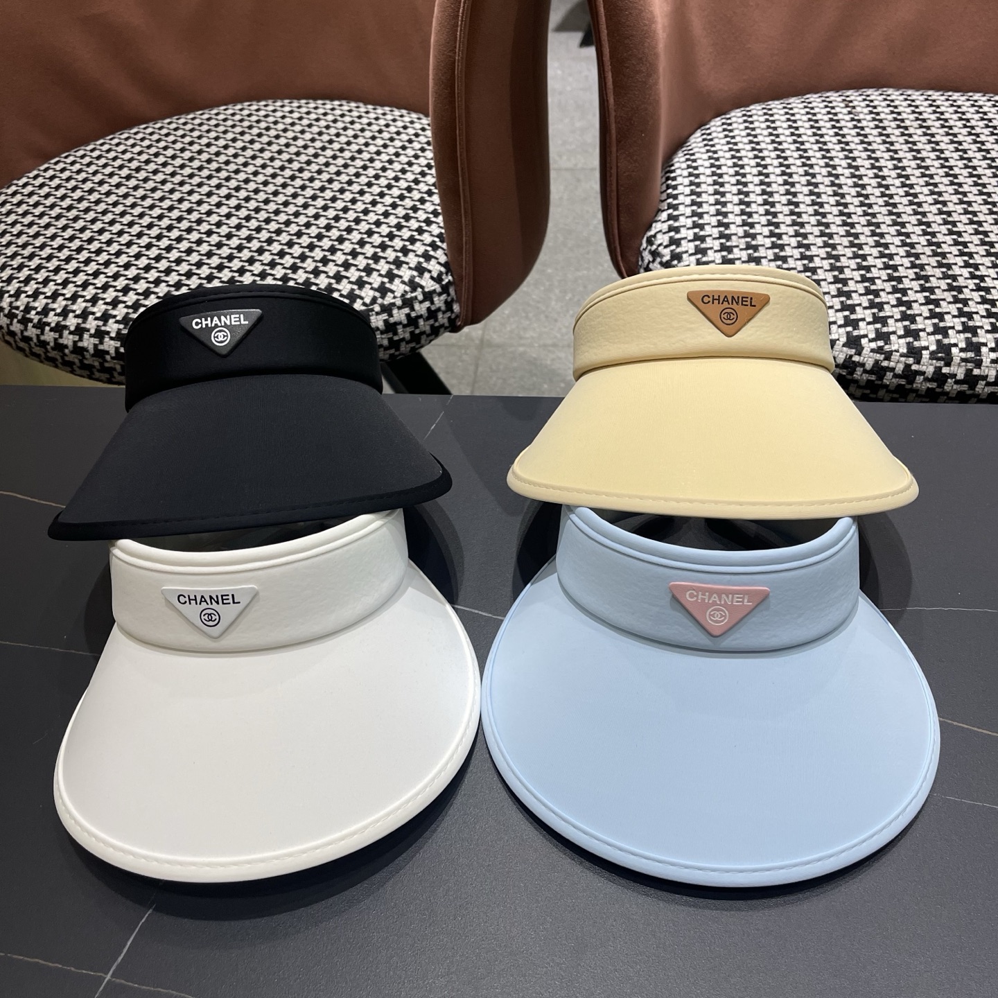  香奈儿CHANEL夏天必备单品，夏天搭配清凉夏日风情真的超级文艺范～随便一身小白裙就可以吸引大片目光～