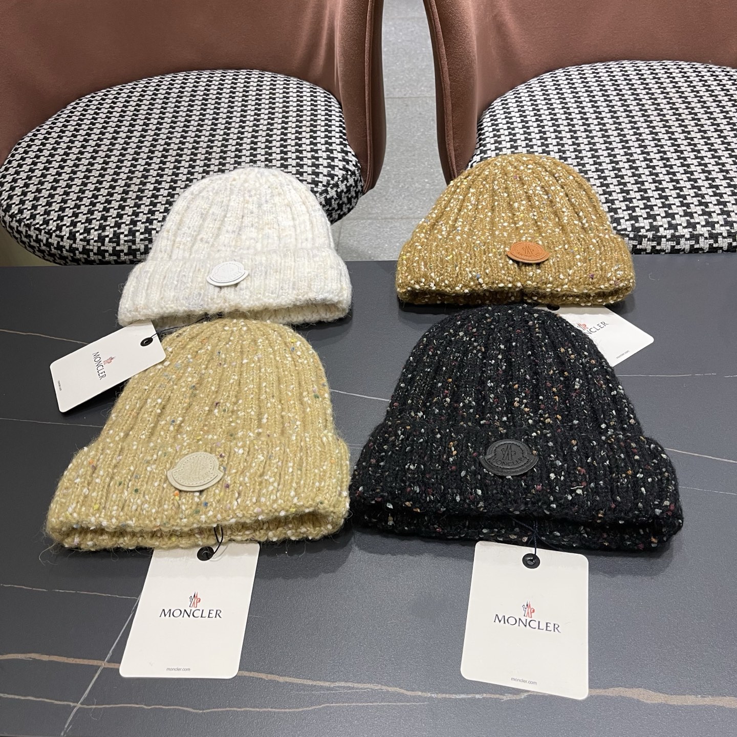  MONCLER蒙口🎩羊毛针织毛线帽，好品质高端大气，超柔软！超火爆💖质感很赞，出街超好搭配！时尚潮流！