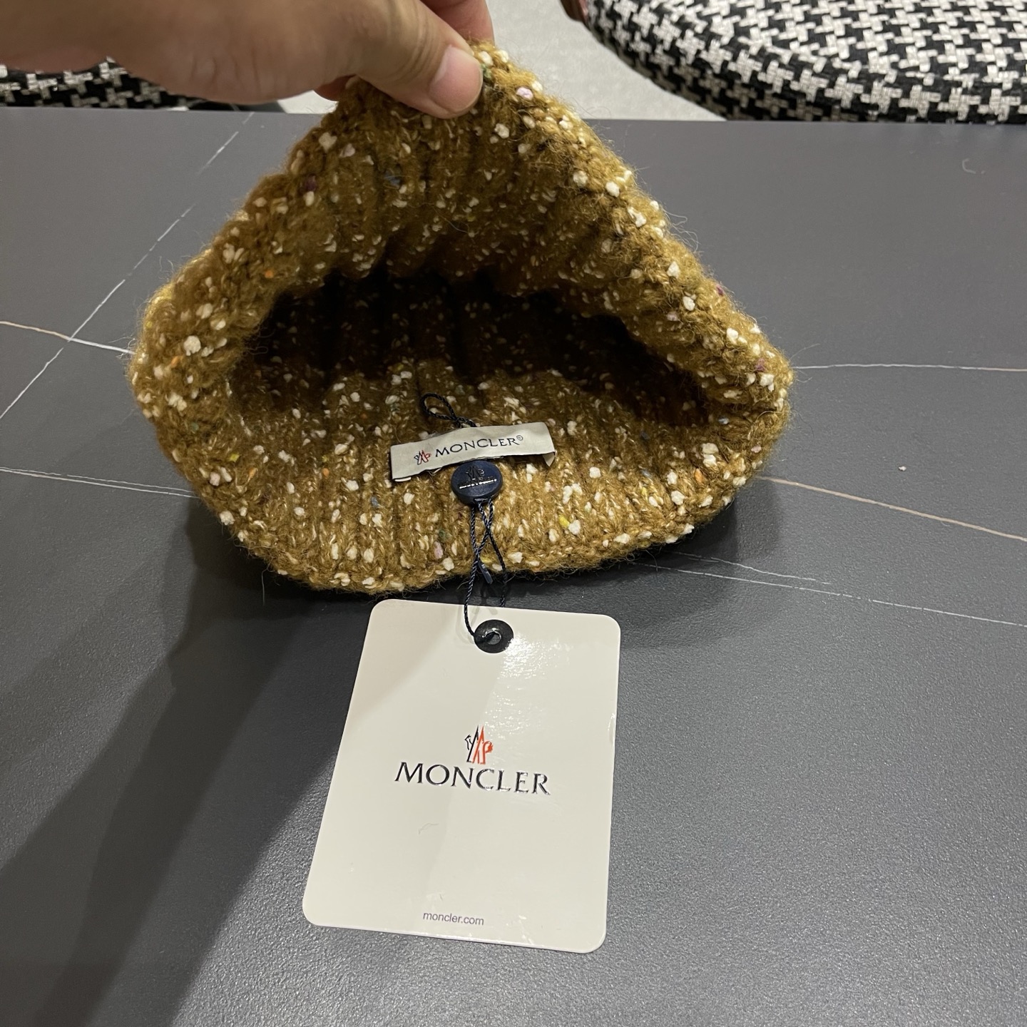  MONCLER蒙口🎩羊毛针织毛线帽，好品质高端大气，超柔软！超火爆💖质感很赞，出街超好搭配！时尚潮流！