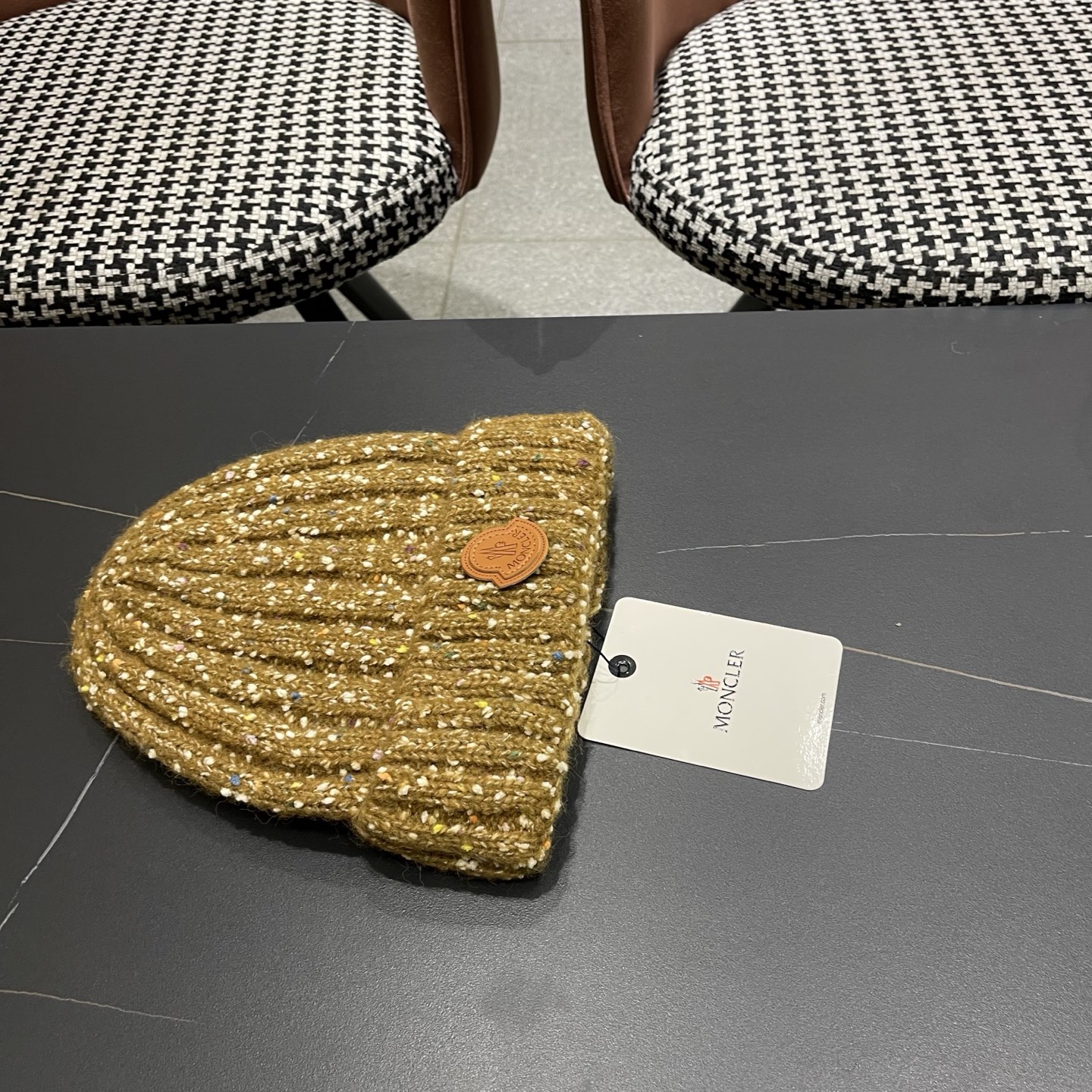  MONCLER蒙口🎩羊毛针织毛线帽，好品质高端大气，超柔软！超火爆💖质感很赞，出街超好搭配！时尚潮流！