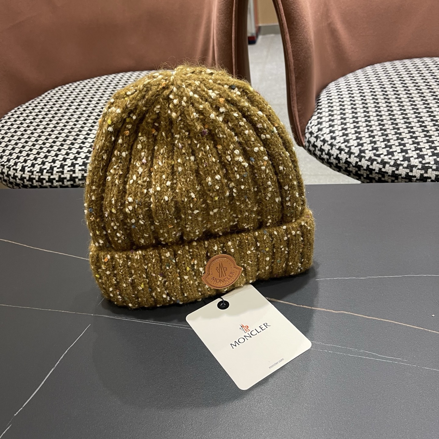  MONCLER蒙口🎩羊毛针织毛线帽，好品质高端大气，超柔软！超火爆💖质感很赞，出街超好搭配！时尚潮流！