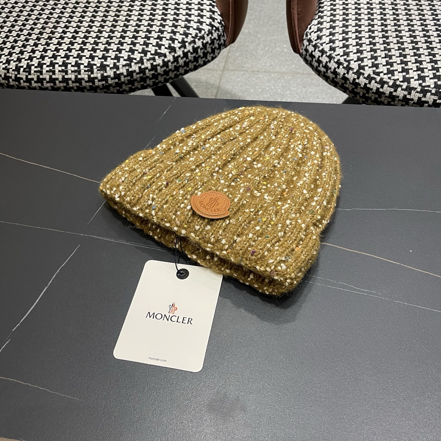 MONCLER蒙口🎩羊毛针织毛线帽，好品质高端大气，超柔软！超火爆💖质感很赞，出街超好搭配！时尚潮流！