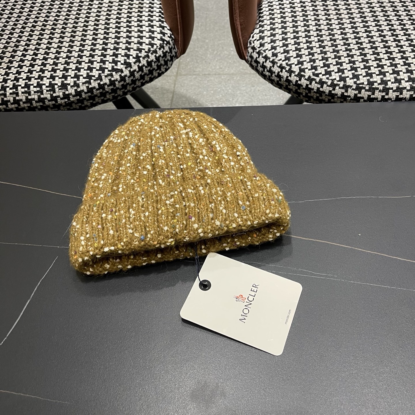  MONCLER蒙口🎩羊毛针织毛线帽，好品质高端大气，超柔软！超火爆💖质感很赞，出街超好搭配！时尚潮流！