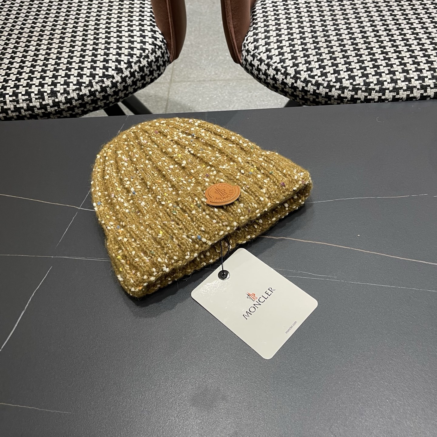  MONCLER蒙口🎩羊毛针织毛线帽，好品质高端大气，超柔软！超火爆💖质感很赞，出街超好搭配！时尚潮流！