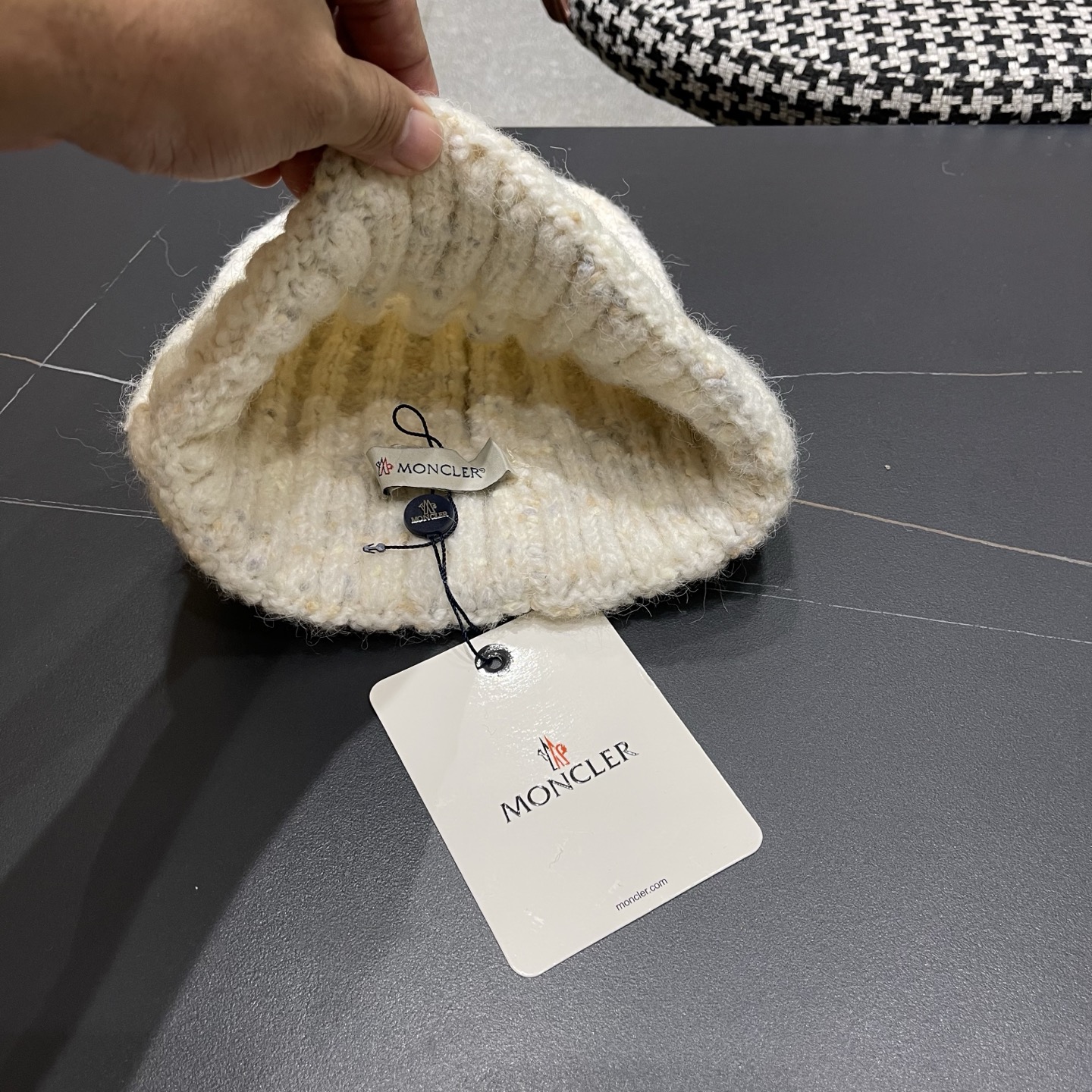  MONCLER蒙口🎩羊毛针织毛线帽，好品质高端大气，超柔软！超火爆💖质感很赞，出街超好搭配！时尚潮流！