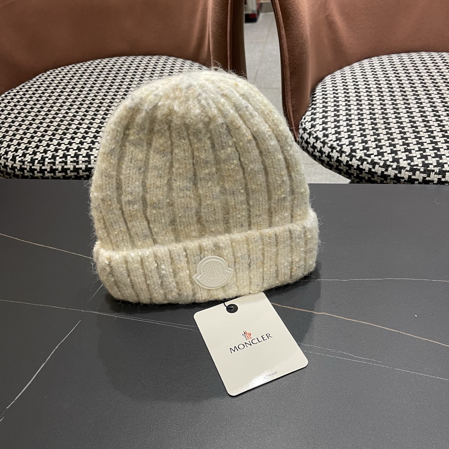  MONCLER蒙口🎩羊毛针织毛线帽，好品质高端大气，超柔软！超火爆💖质感很赞，出街超好搭配！时尚潮流！