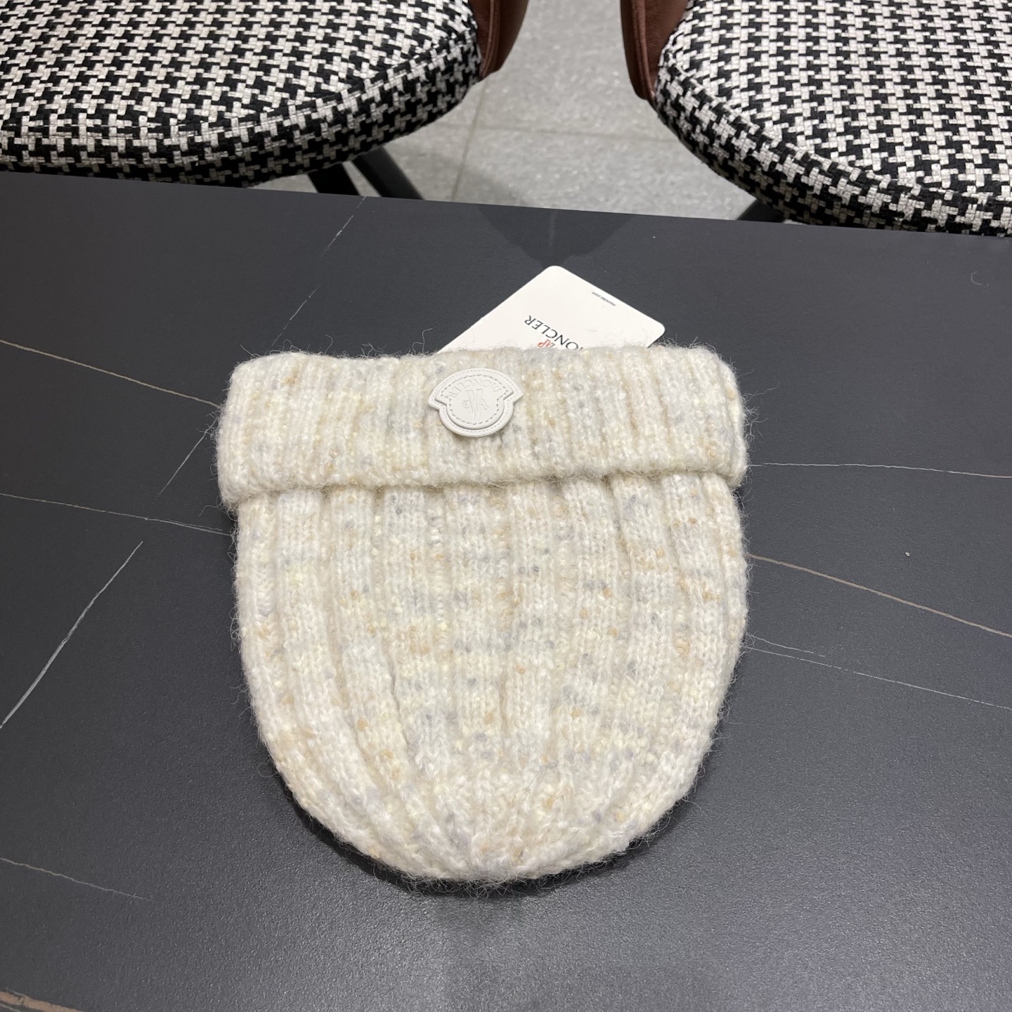  MONCLER蒙口🎩羊毛针织毛线帽，好品质高端大气，超柔软！超火爆💖质感很赞，出街超好搭配！时尚潮流！