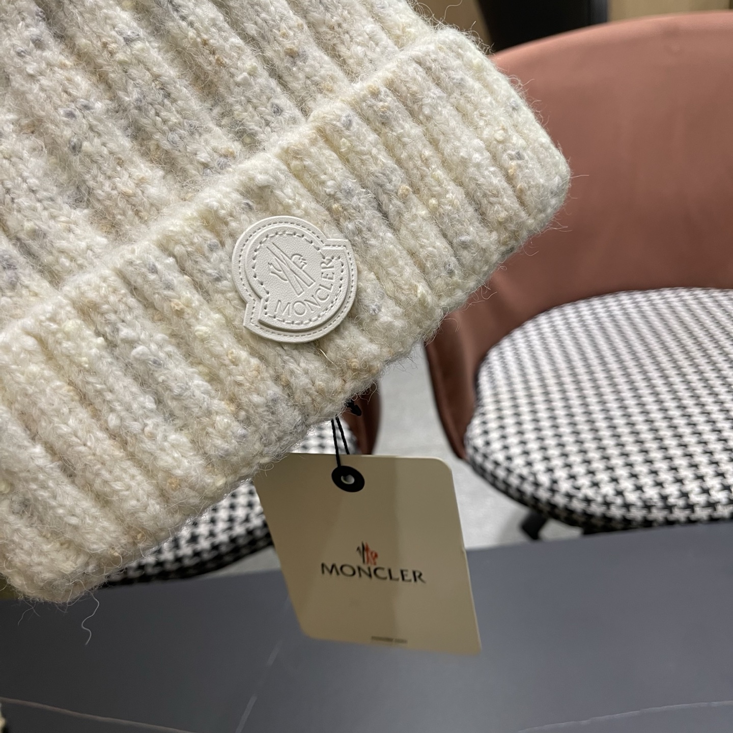  MONCLER蒙口🎩羊毛针织毛线帽，好品质高端大气，超柔软！超火爆💖质感很赞，出街超好搭配！时尚潮流！