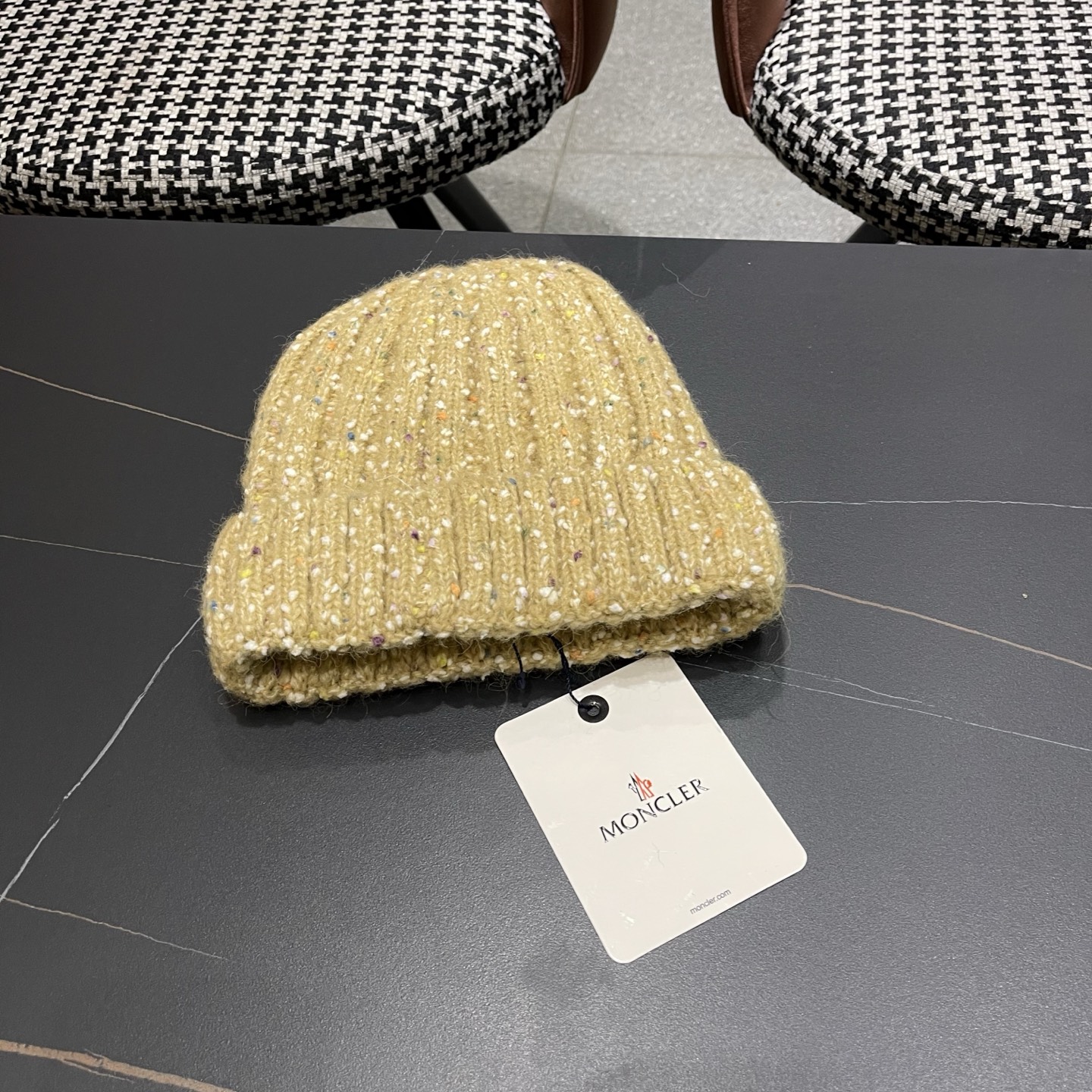  MONCLER蒙口🎩羊毛针织毛线帽，好品质高端大气，超柔软！超火爆💖质感很赞，出街超好搭配！时尚潮流！