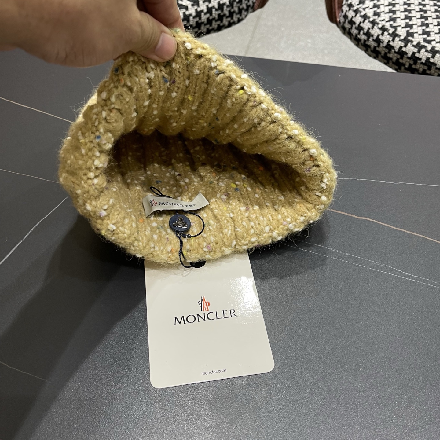  MONCLER蒙口🎩羊毛针织毛线帽，好品质高端大气，超柔软！超火爆💖质感很赞，出街超好搭配！时尚潮流！