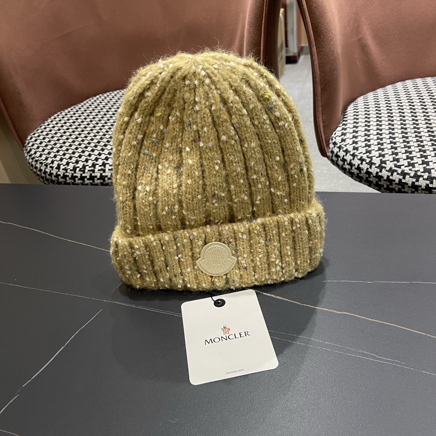  MONCLER蒙口🎩羊毛针织毛线帽，好品质高端大气，超柔软！超火爆💖质感很赞，出街超好搭配！时尚潮流！