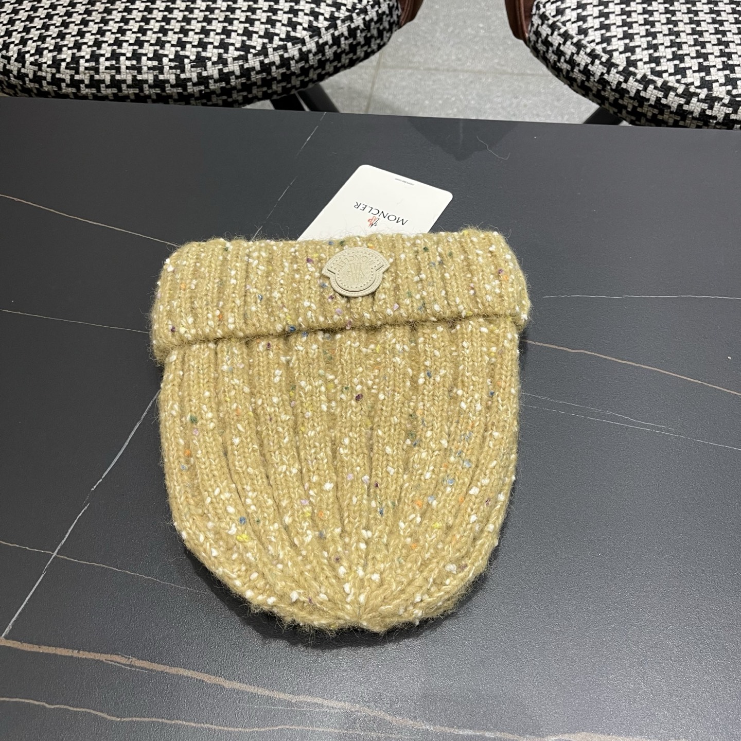  MONCLER蒙口🎩羊毛针织毛线帽，好品质高端大气，超柔软！超火爆💖质感很赞，出街超好搭配！时尚潮流！