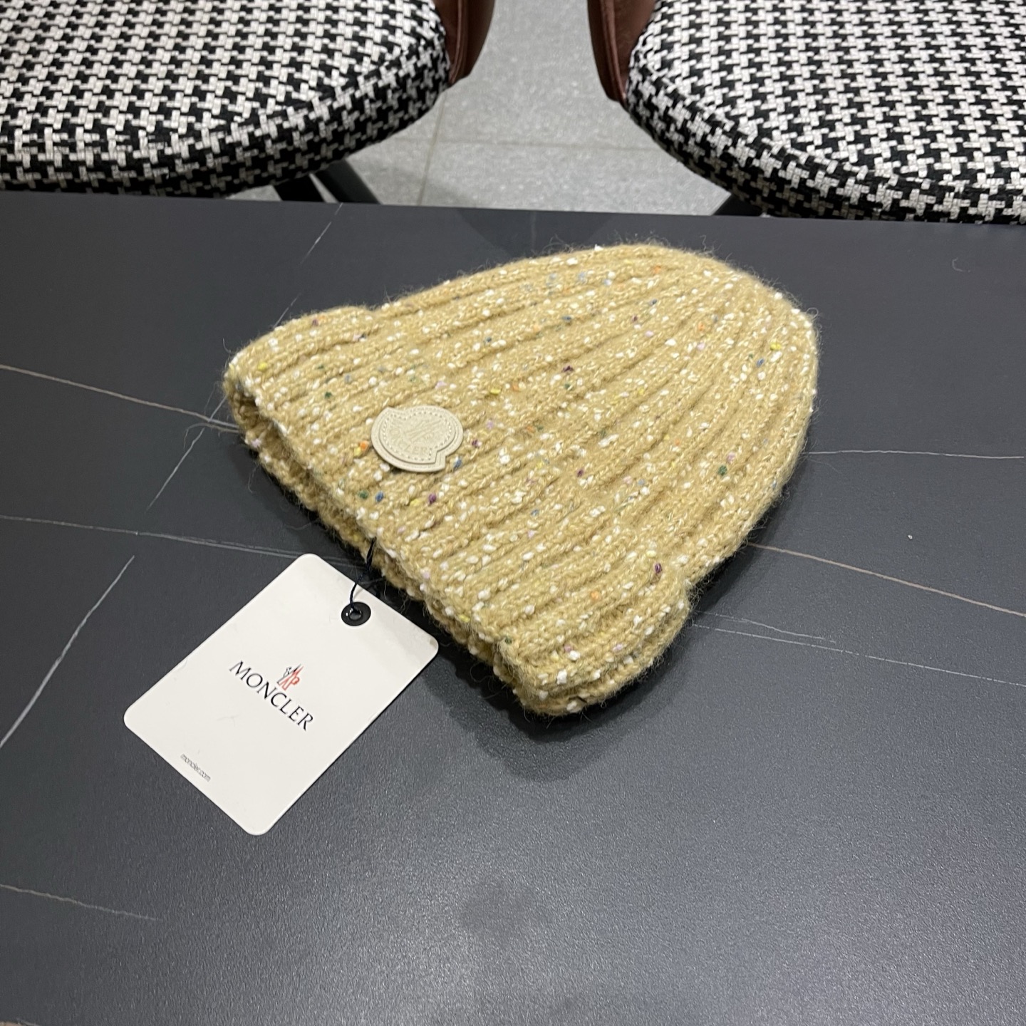  MONCLER蒙口🎩羊毛针织毛线帽，好品质高端大气，超柔软！超火爆💖质感很赞，出街超好搭配！时尚潮流！