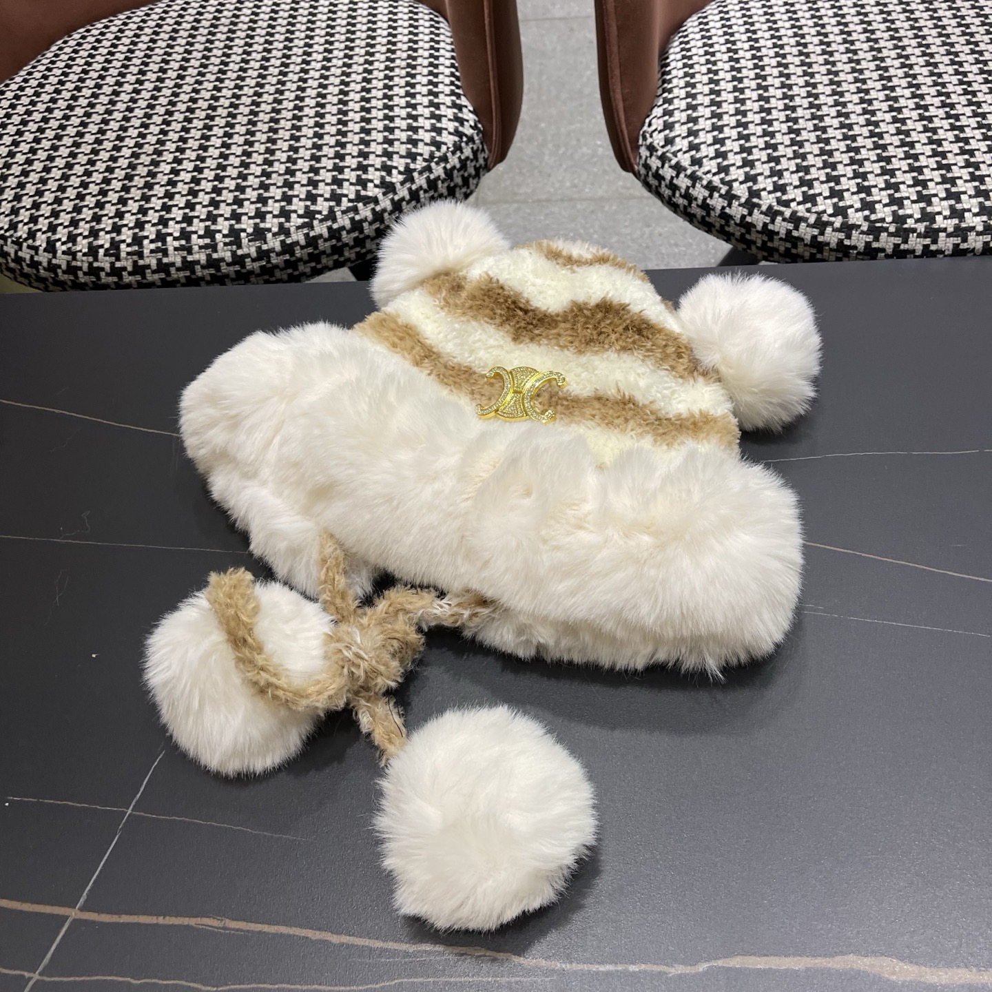  【Celine赛琳】2025秋冬新款羊绒条纹拼色渔夫帽独特设计～复古文艺的一款