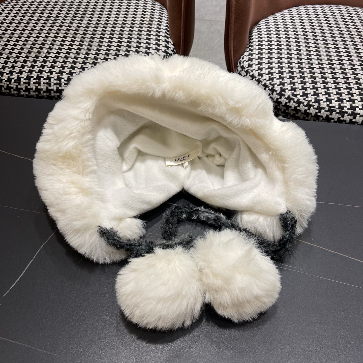  【Celine赛琳】2025秋冬新款羊绒条纹拼色渔夫帽独特设计～复古文艺的一款