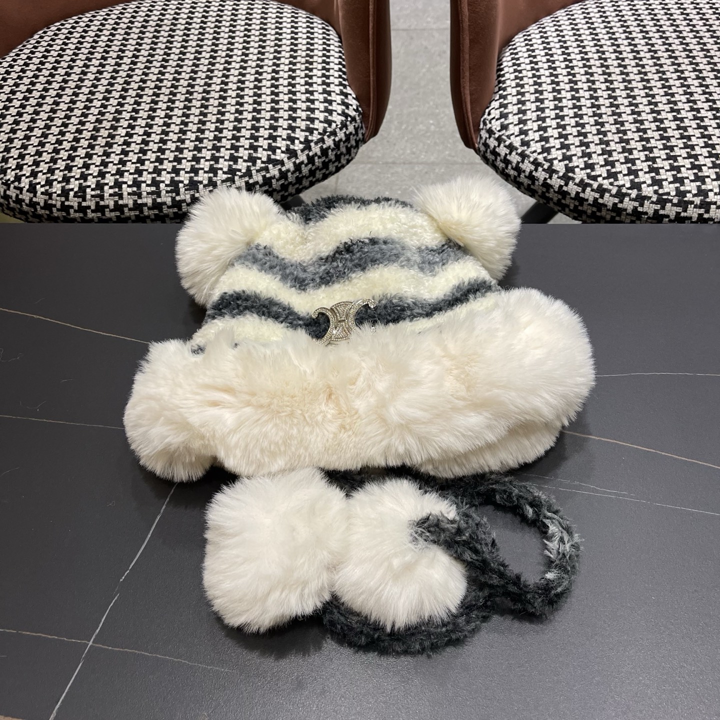  【Celine赛琳】2025秋冬新款羊绒条纹拼色渔夫帽独特设计～复古文艺的一款