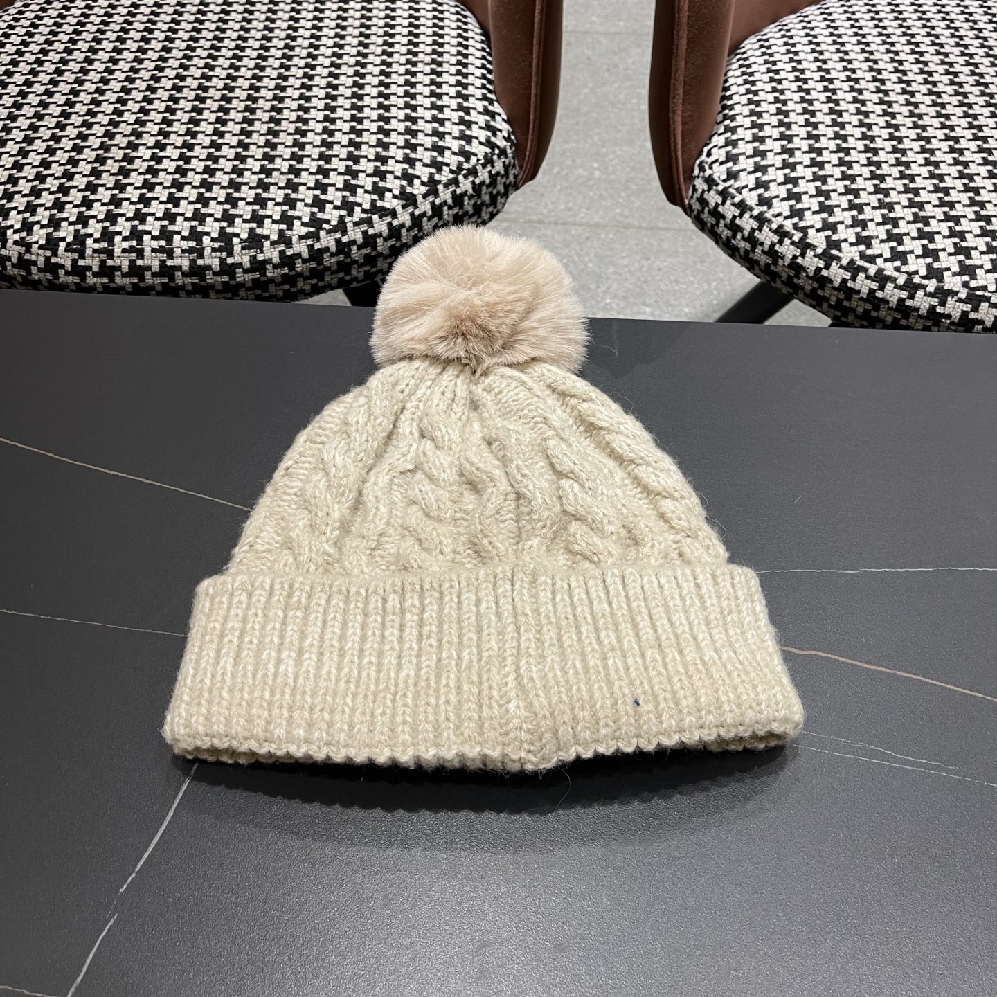  普拉达 Prada 新款韩版时尚百搭潮流女秋冬显脸小针织帽洋气简约气质保暖毛线帽