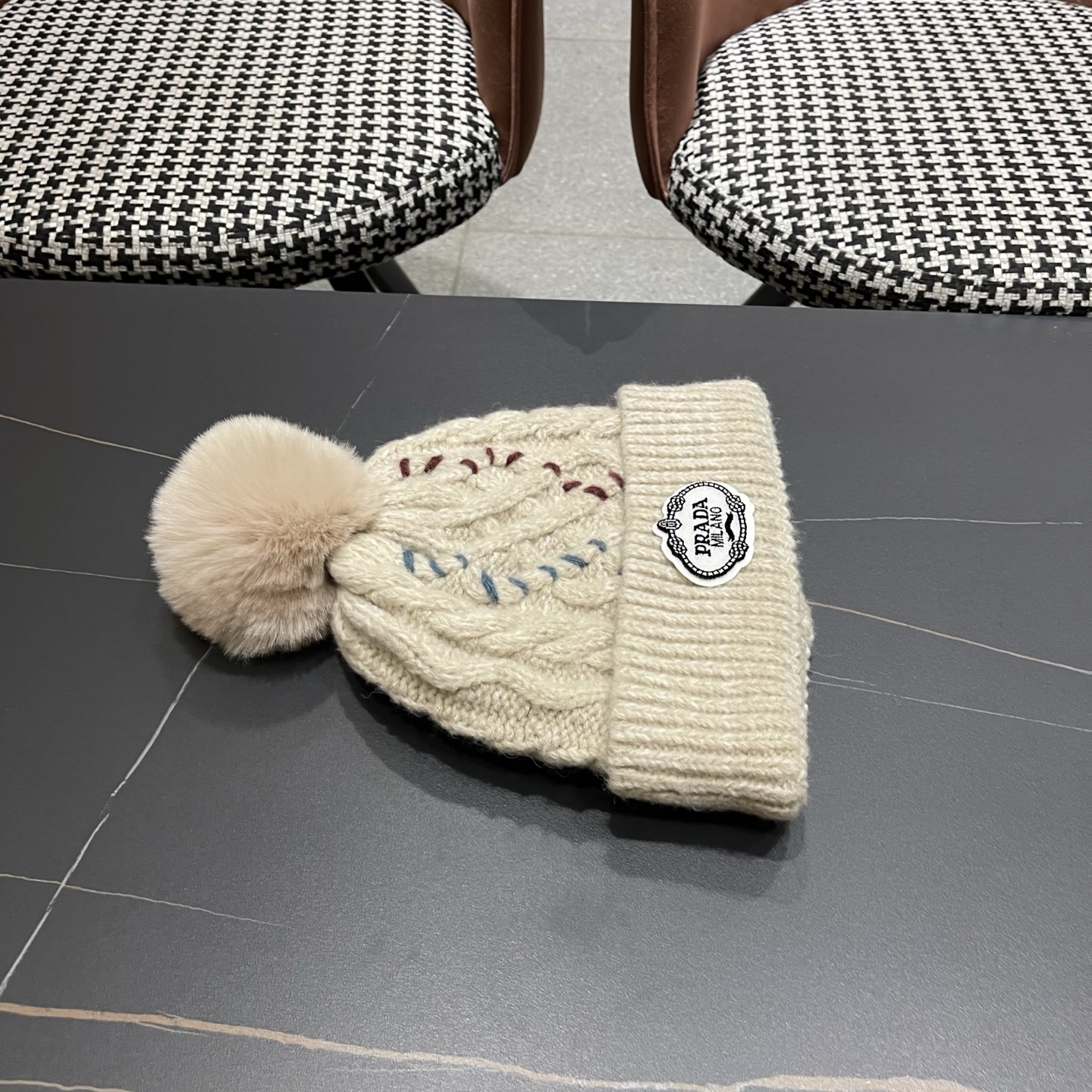  普拉达 Prada 新款韩版时尚百搭潮流女秋冬显脸小针织帽洋气简约气质保暖毛线帽