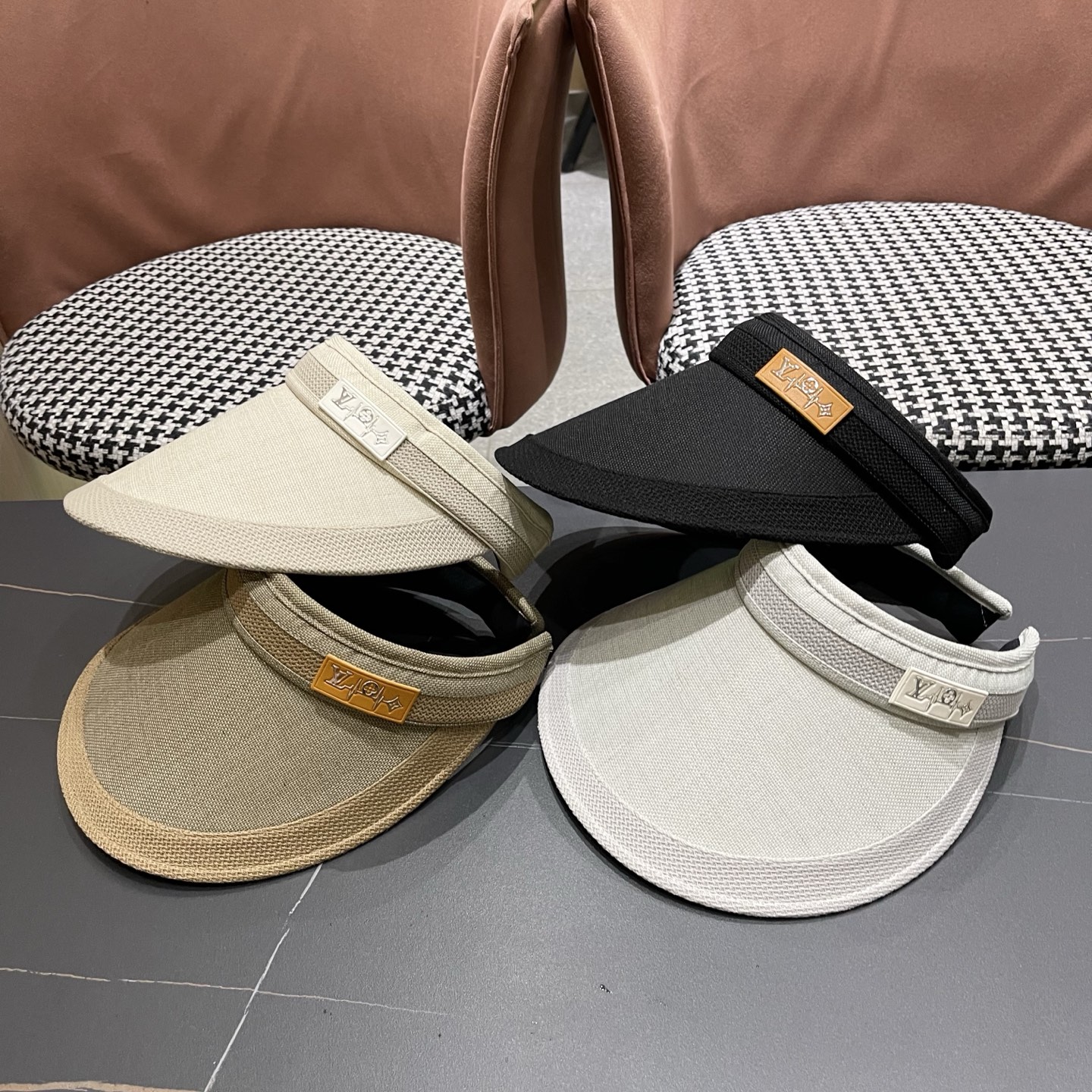  Lv 路易威登2025新款仿麻发箍式遮阳空顶帽春夏季户外防晒帽防紫外线
韩版大帽檐显脸小