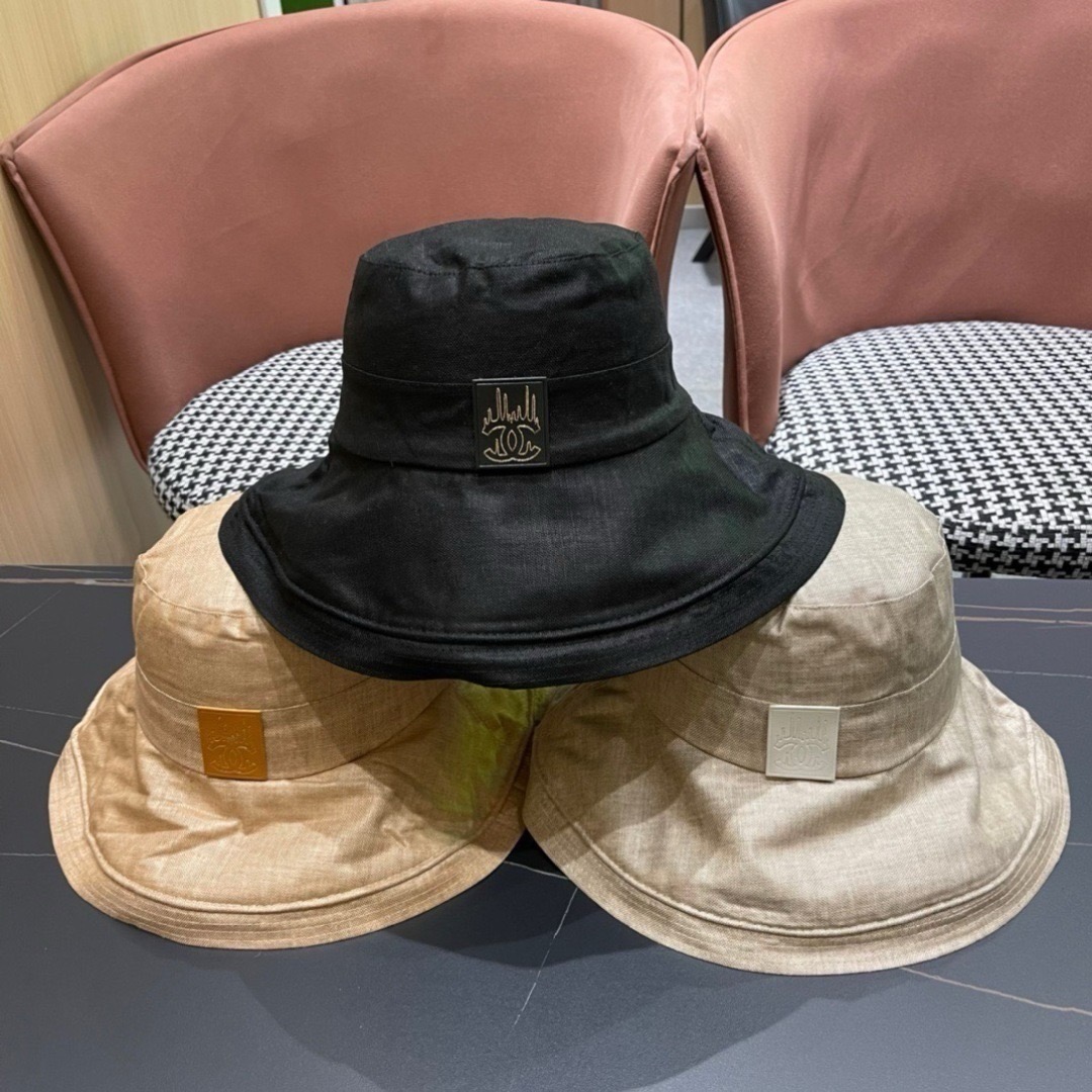  Chanel 香奈儿 新款棉麻大帽沿渔夫帽
爽朗阳光 最适合假期出游的一款 ^_^料子轻盈透气 帽型很