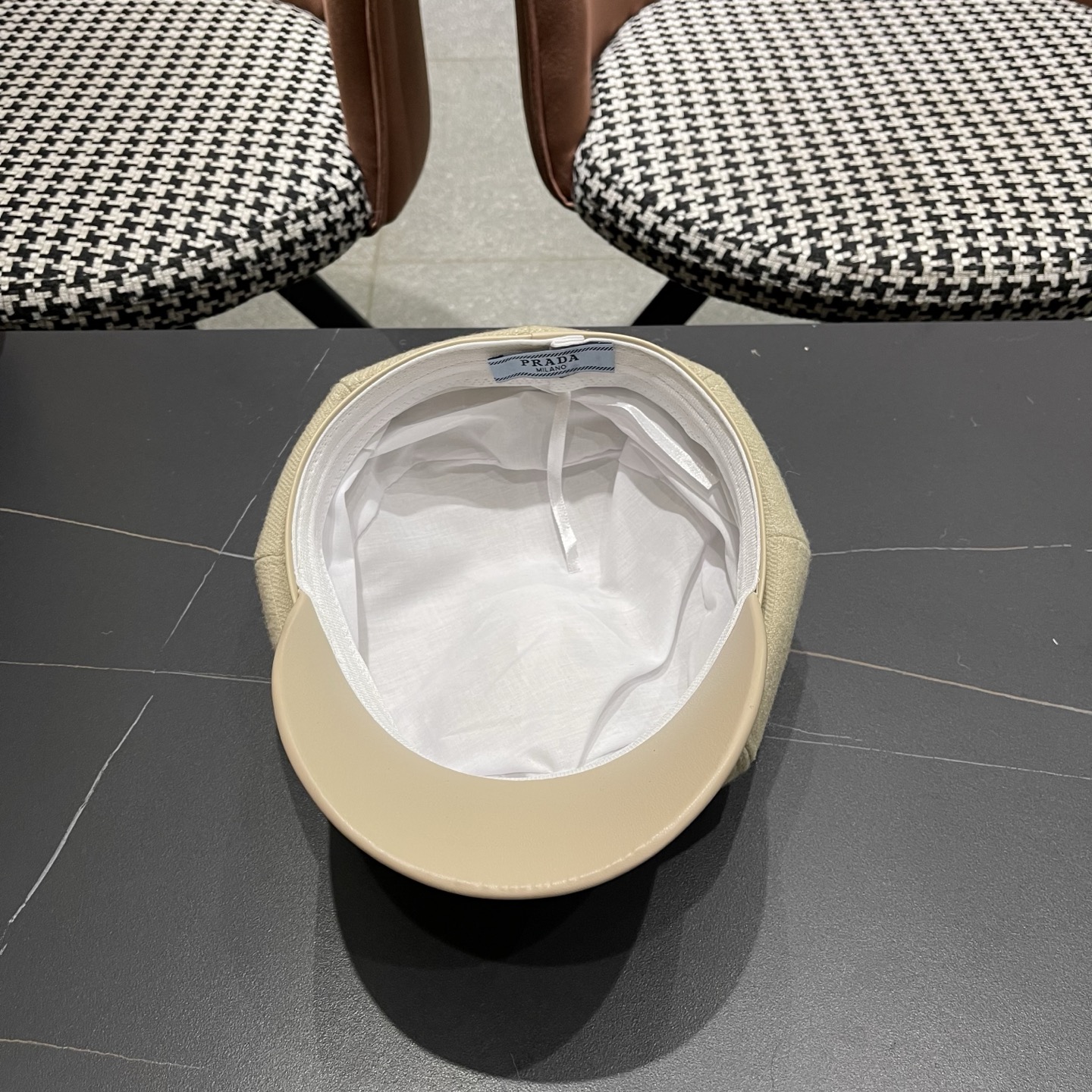  普拉达Prada秋冬羊羔毛八角帽女气质百搭英伦风鸭舌报童帽画家贝雷帽