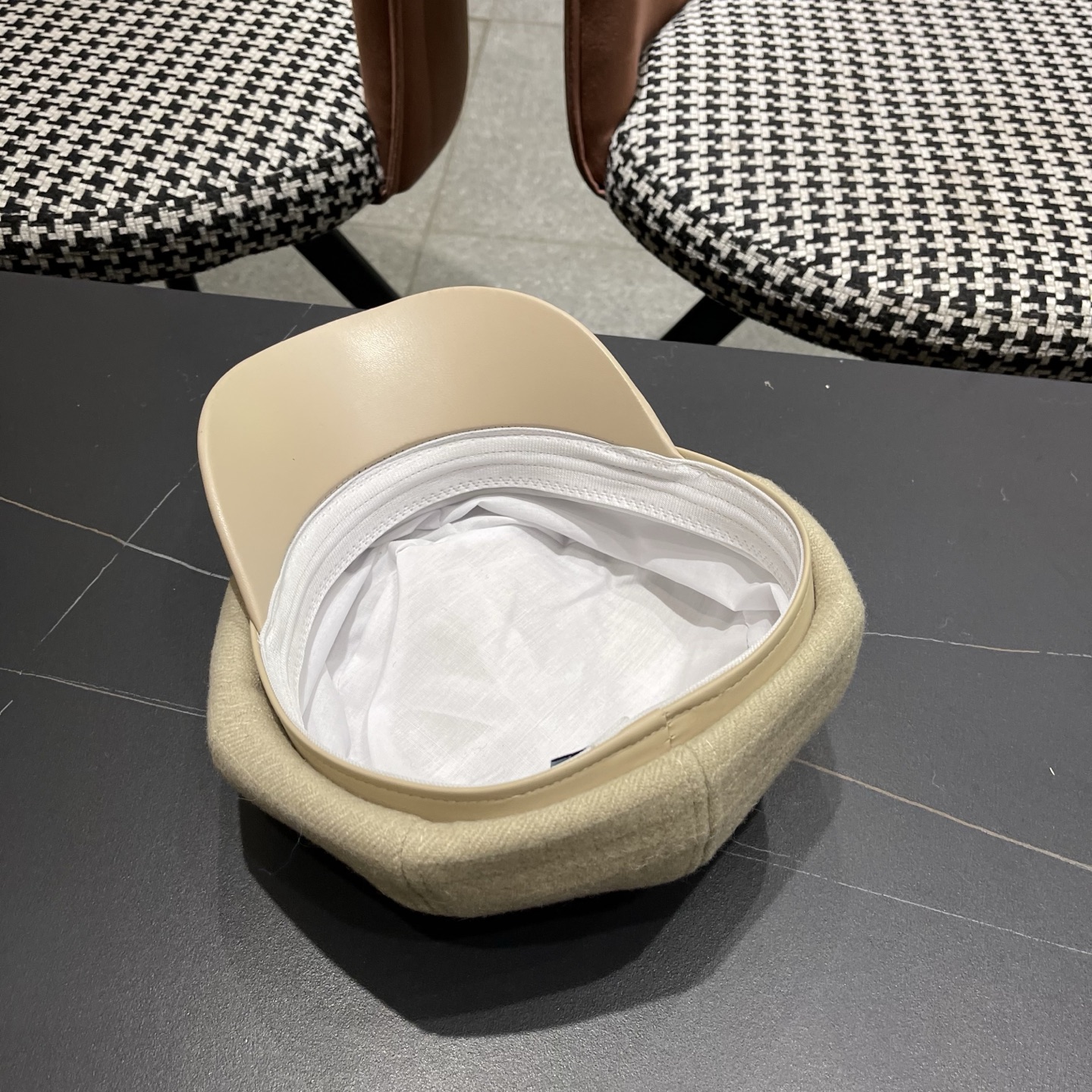  普拉达Prada秋冬羊羔毛八角帽女气质百搭英伦风鸭舌报童帽画家贝雷帽